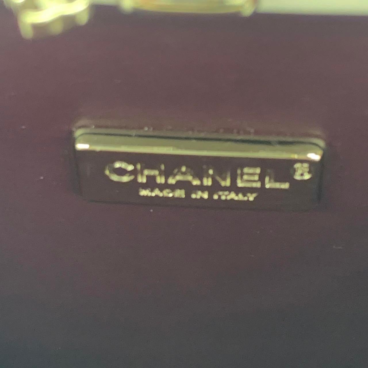 Chanel Coco Chanel Minaudière à carte clé Edition limitée en cuir d'agneau blanc Go en vente 5