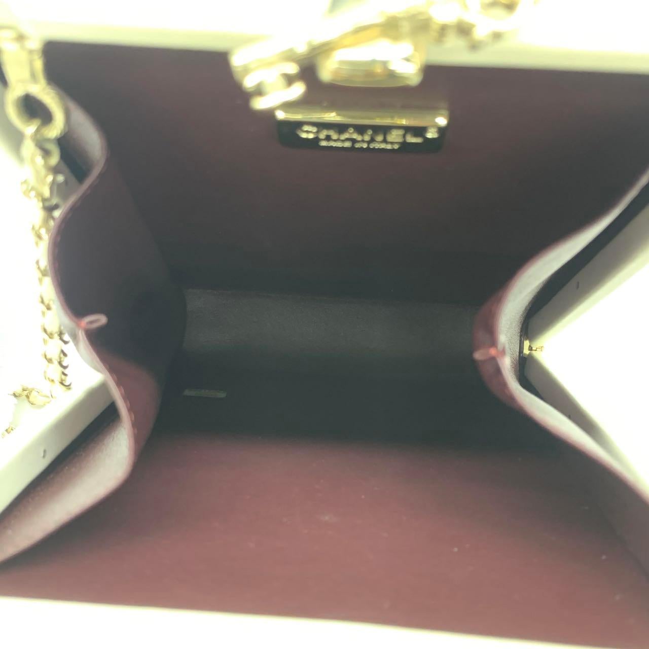 Chanel Coco Chanel Minaudière à carte clé Edition limitée en cuir d'agneau blanc Go en vente 7