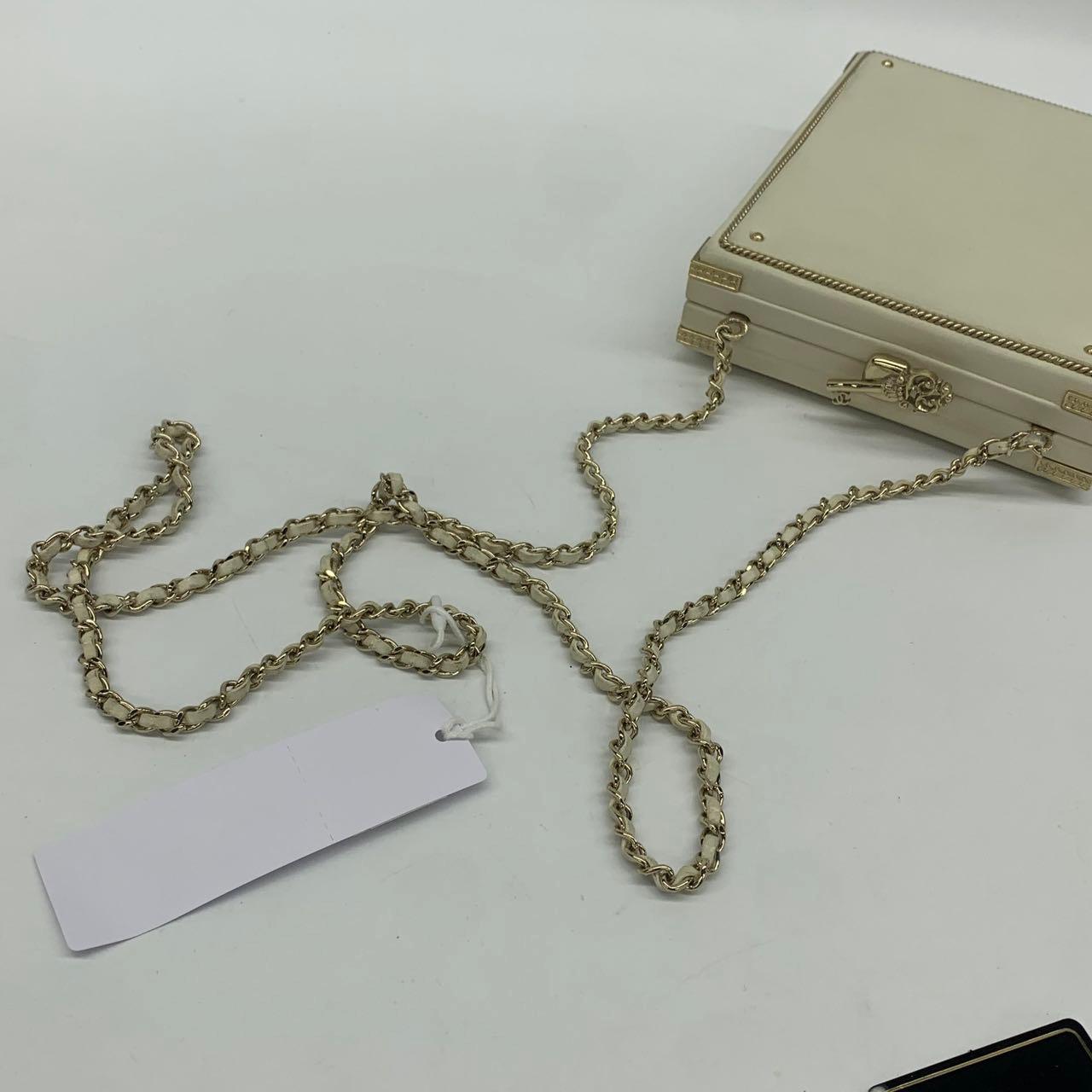 Chanel Coco Chanel Minaudière à carte clé Edition limitée en cuir d'agneau blanc Go en vente 8
