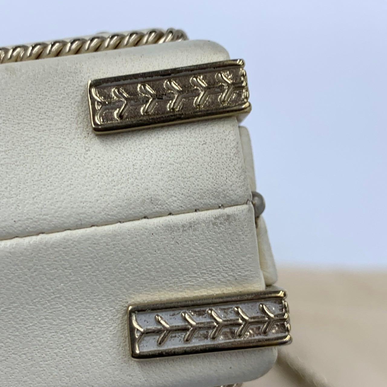 Chanel Coco Chanel Minaudière à carte clé Edition limitée en cuir d'agneau blanc Go en vente 12