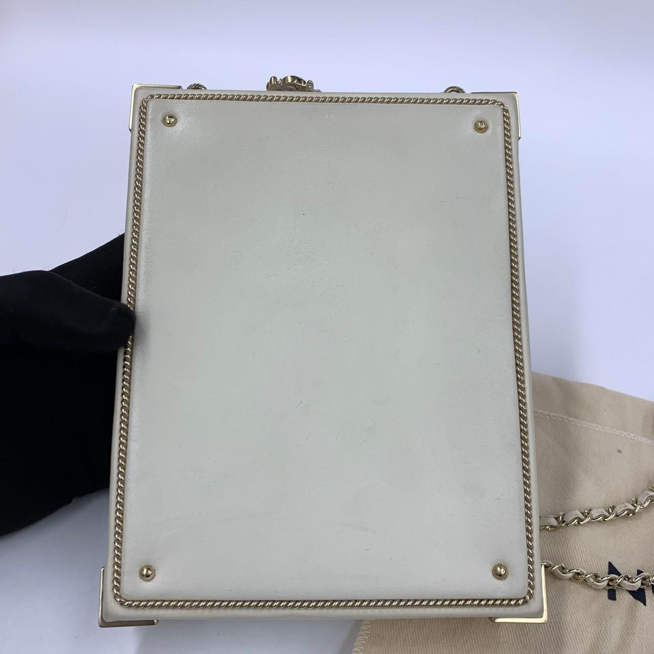 Chanel Coco Chanel Minaudière à carte clé Edition limitée en cuir d'agneau blanc Go en vente 13