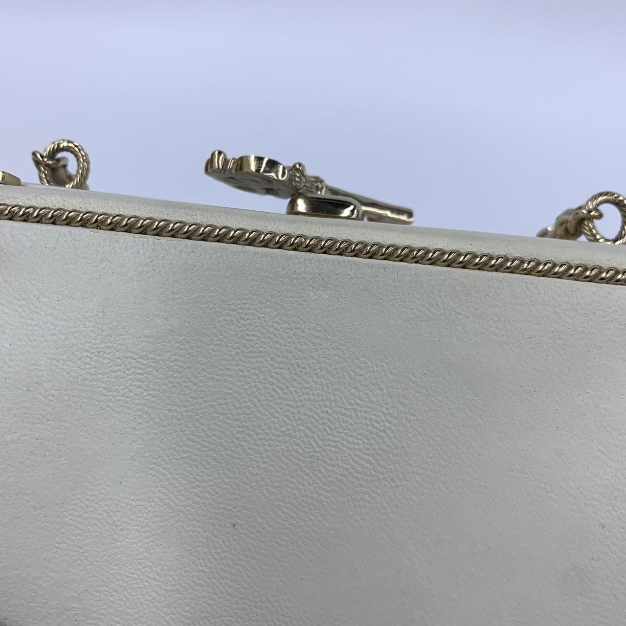 Chanel Coco Chanel Minaudière à carte clé Edition limitée en cuir d'agneau blanc Go en vente 14