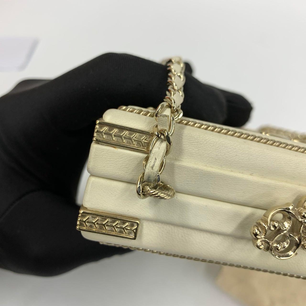 Chanel Coco Chanel Minaudière à carte clé Edition limitée en cuir d'agneau blanc Go en vente 15