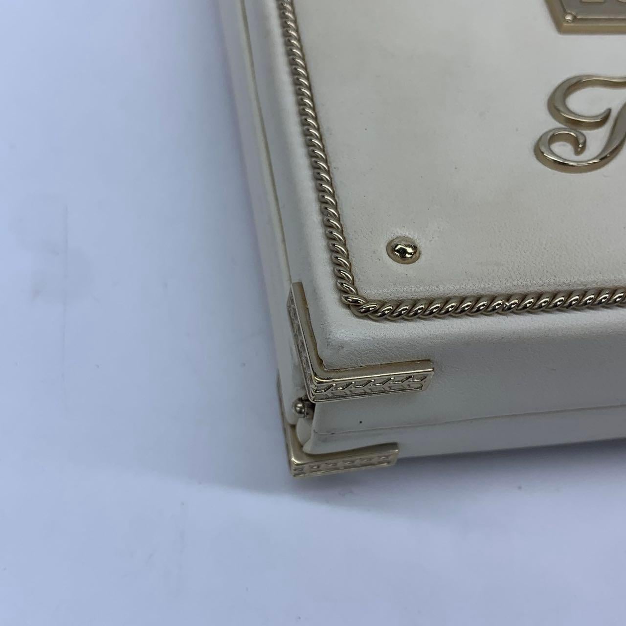 Chanel Coco Chanel Minaudière à carte clé Edition limitée en cuir d'agneau blanc Go en vente 1