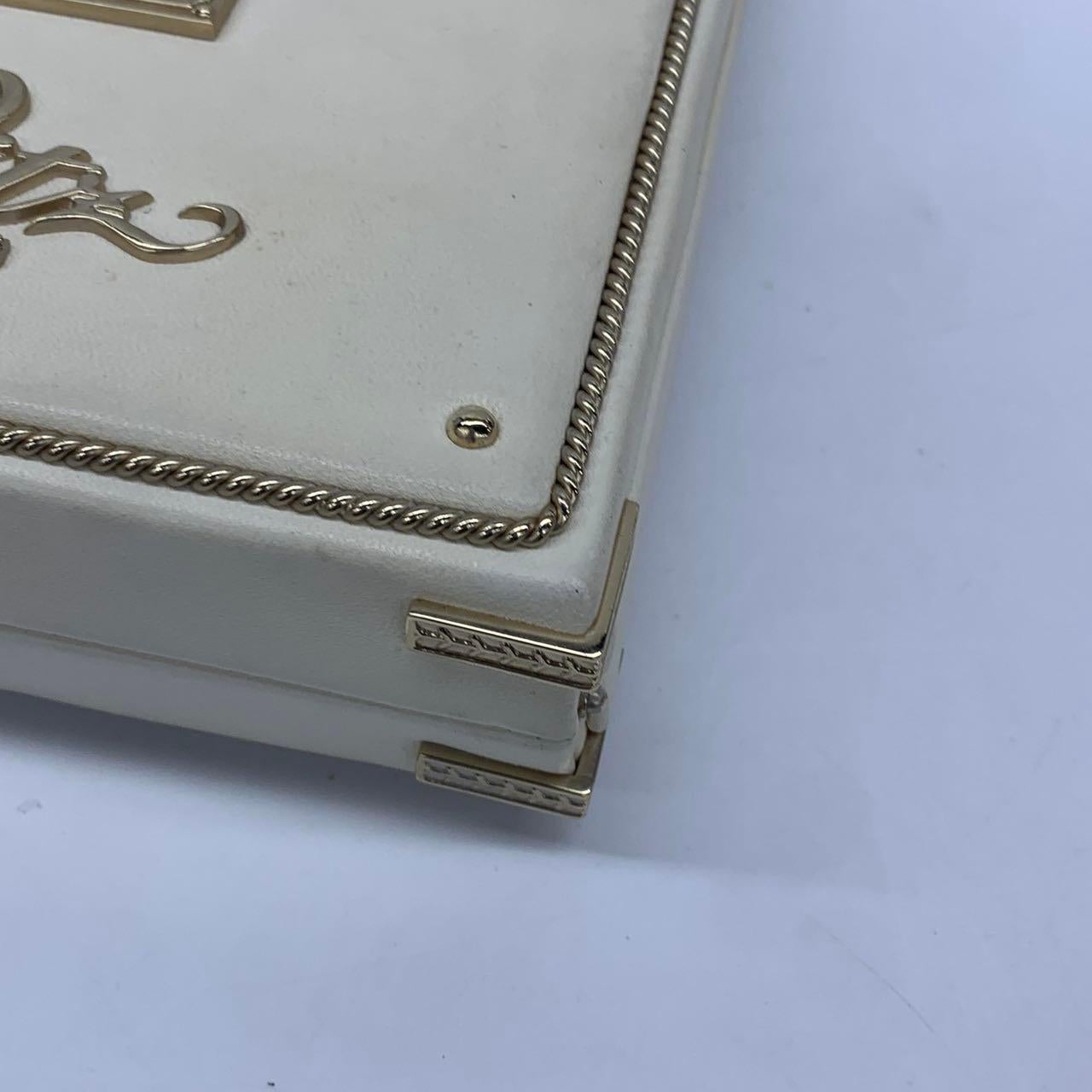 Chanel Coco Chanel Minaudière à carte clé Edition limitée en cuir d'agneau blanc Go en vente 2