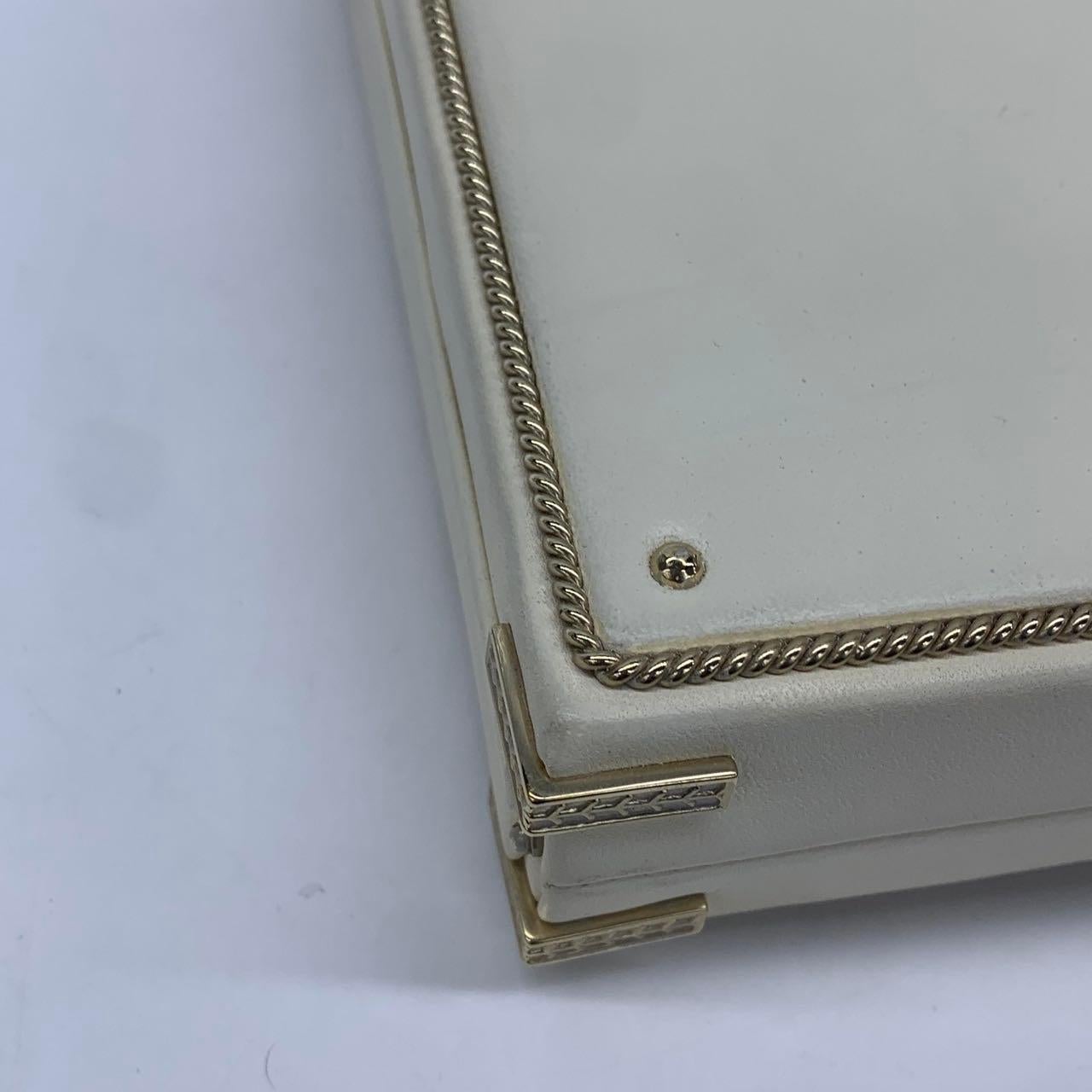 Chanel Coco Chanel Minaudière à carte clé Edition limitée en cuir d'agneau blanc Go en vente 3