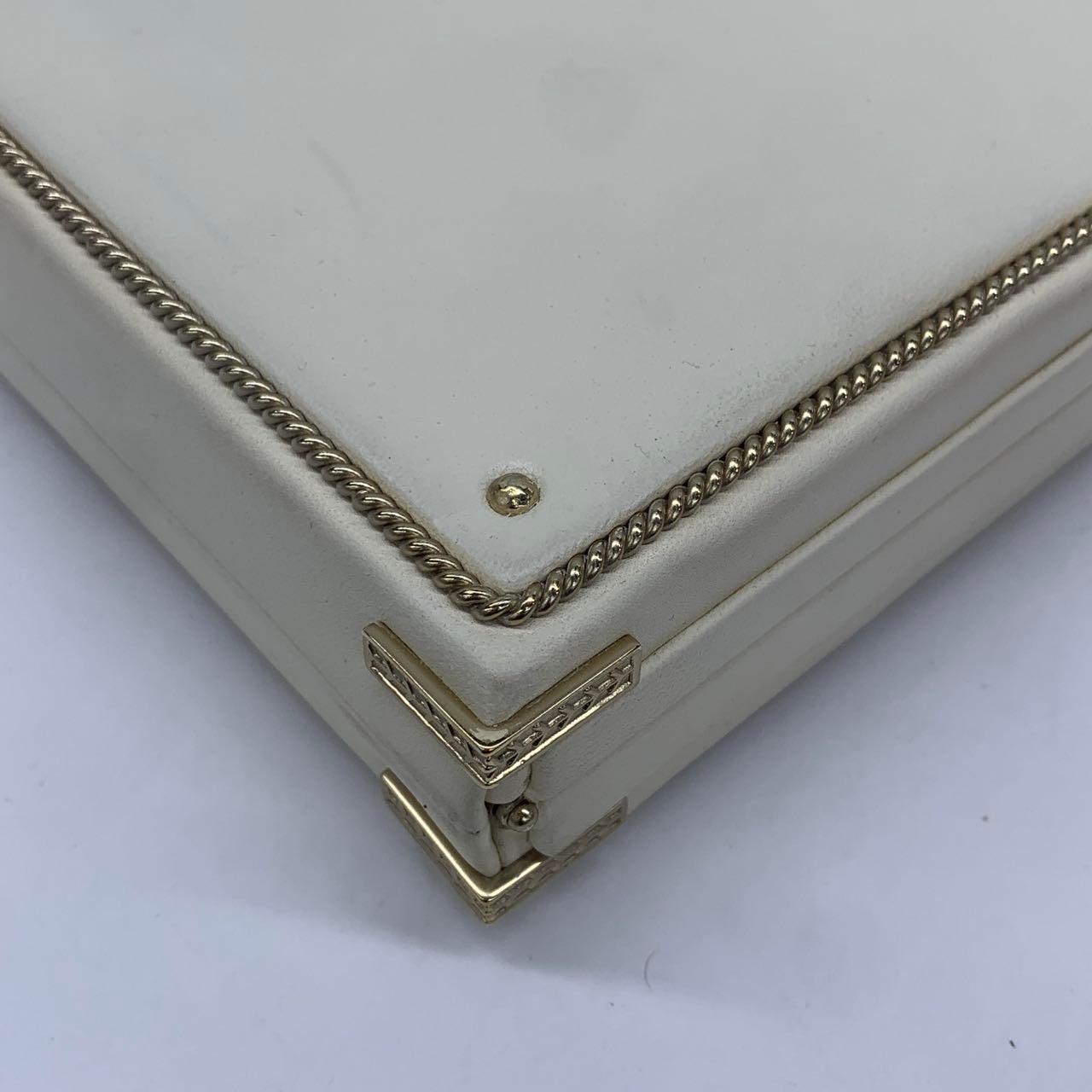 Chanel Coco Chanel Minaudière à carte clé Edition limitée en cuir d'agneau blanc Go en vente 4