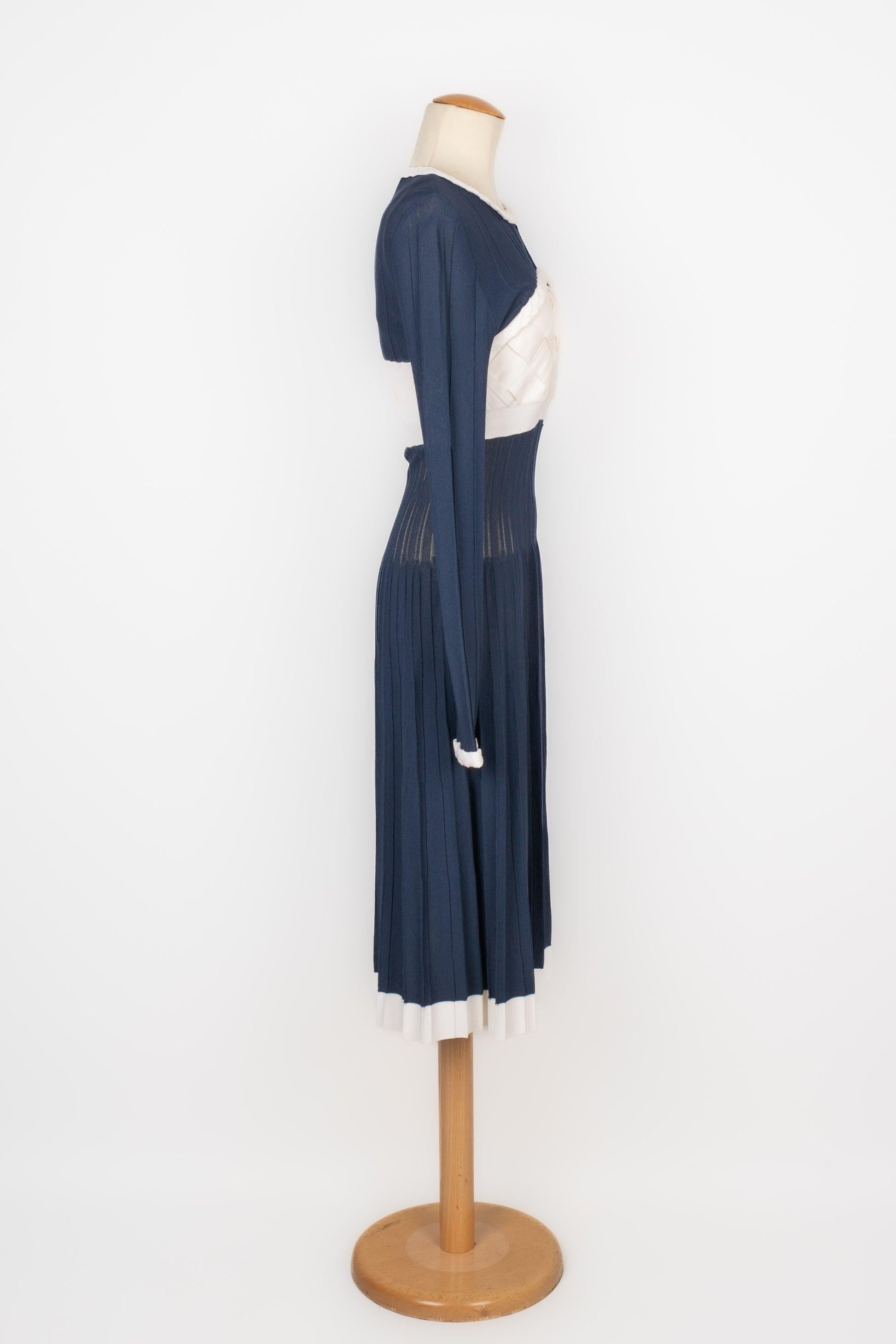 Chanel - (Made in France) Ensemble blanc et bleu marine composé d'une robe mi-longue et d'un top court. Taille 40FR indiquée. 2008 Collection Collectional.

Informations complémentaires :
Condit : Très bon état.
Dimensions : Haut : Largeur des