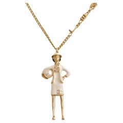 Chanel Coco Mademoiselle Figurine Emaille Goldfarbene Halskette in Goldtönen