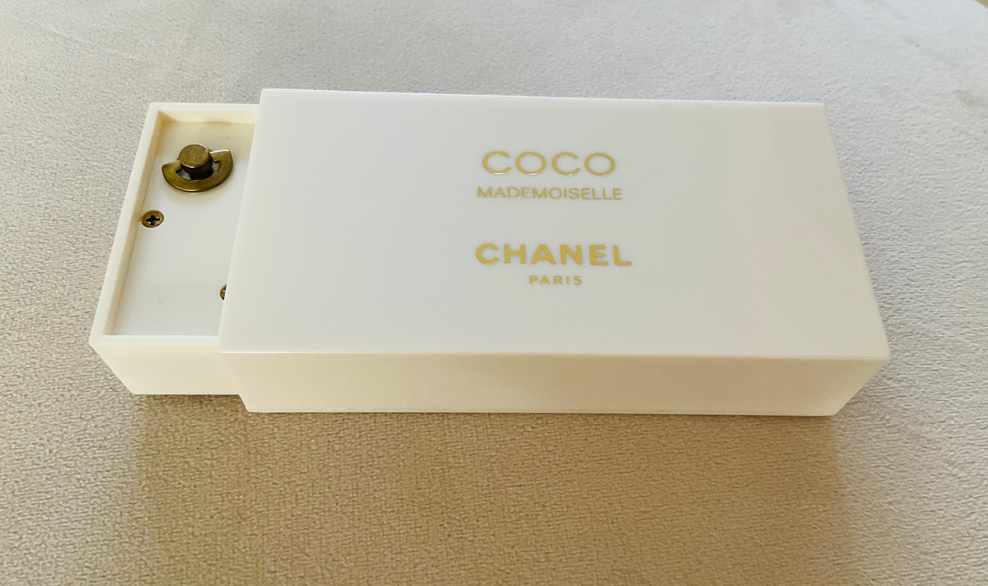 Boîte à musique Chanel Coco Mademoiselle Place Vendôme Scène Rare LOVE Nat King Cole en vente 5