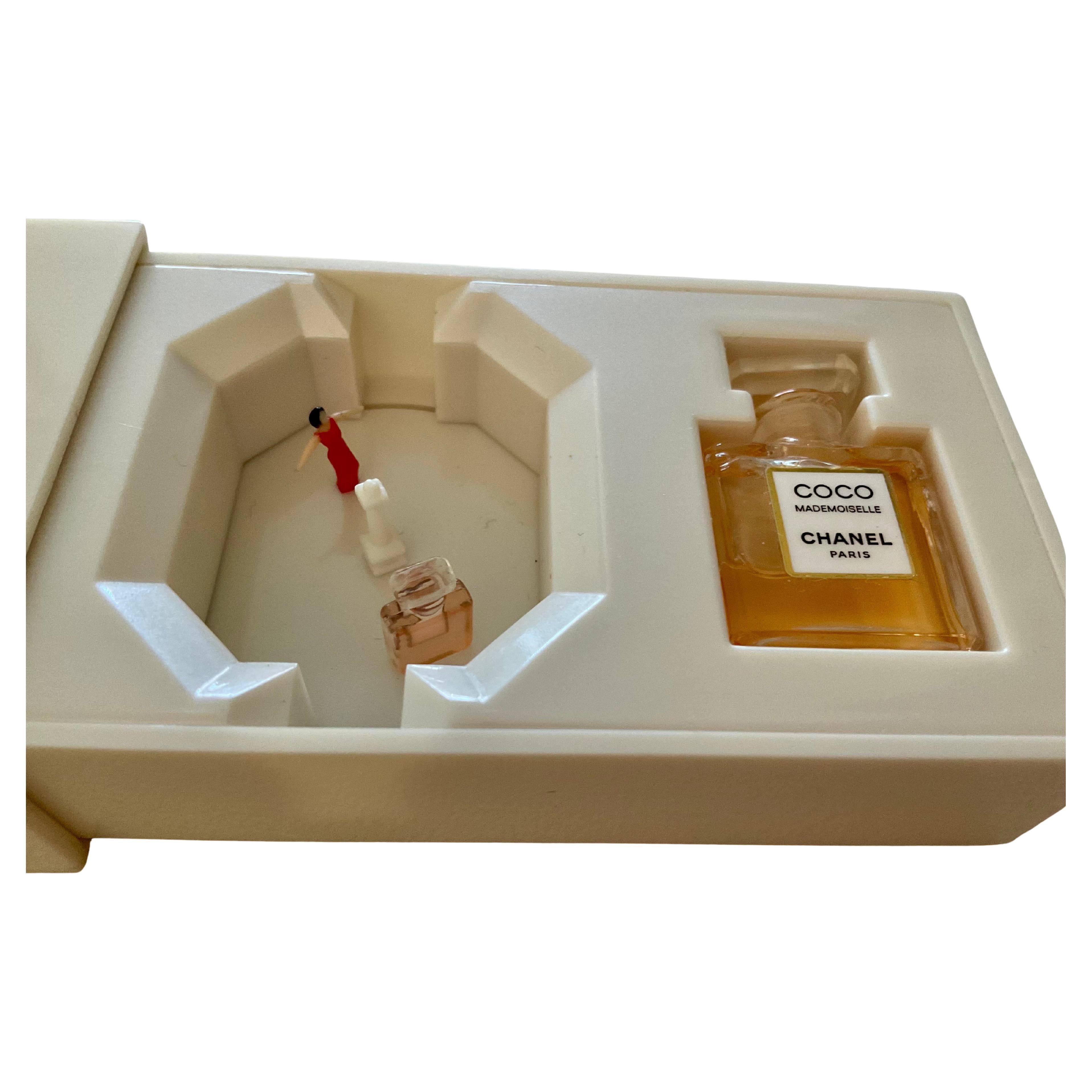 Beige Boîte à musique Chanel Coco Mademoiselle Place Vendôme Scène Rare LOVE Nat King Cole en vente