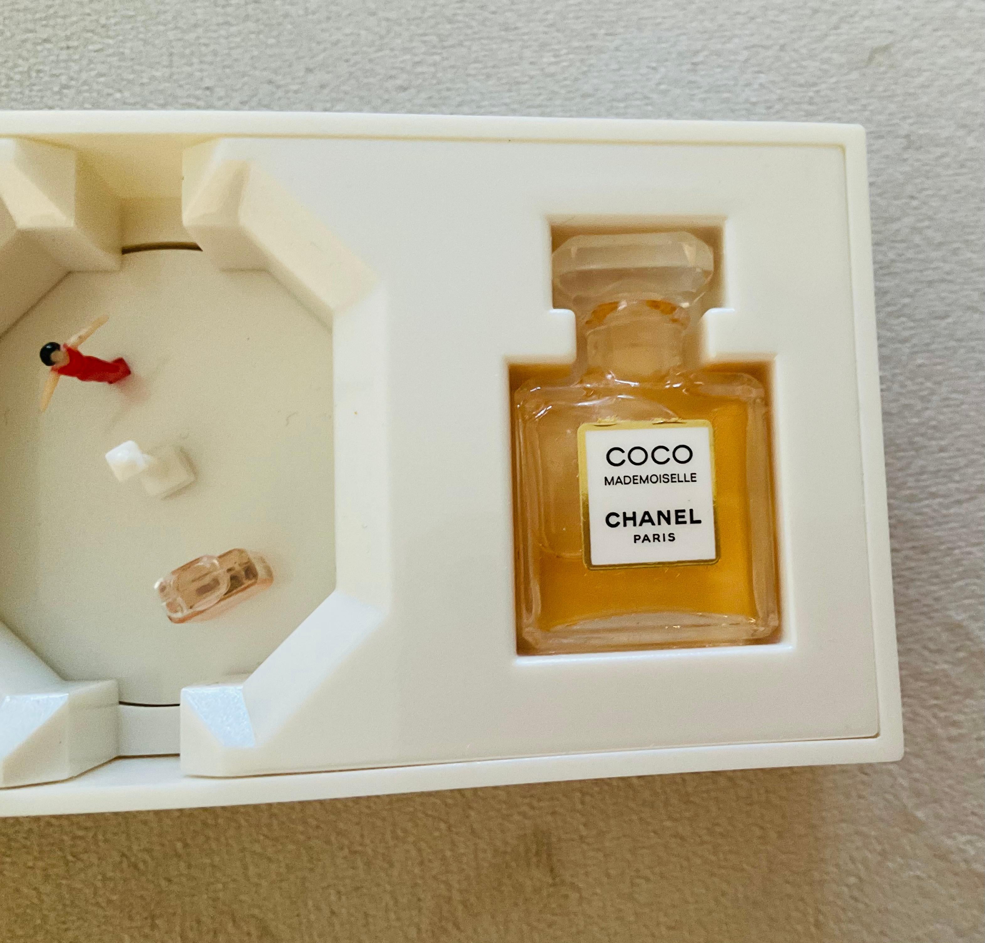 Boîte à musique Chanel Coco Mademoiselle Place Vendôme Scène Rare LOVE Nat King Cole Excellent état - En vente à 'S-HERTOGENBOSCH, NL