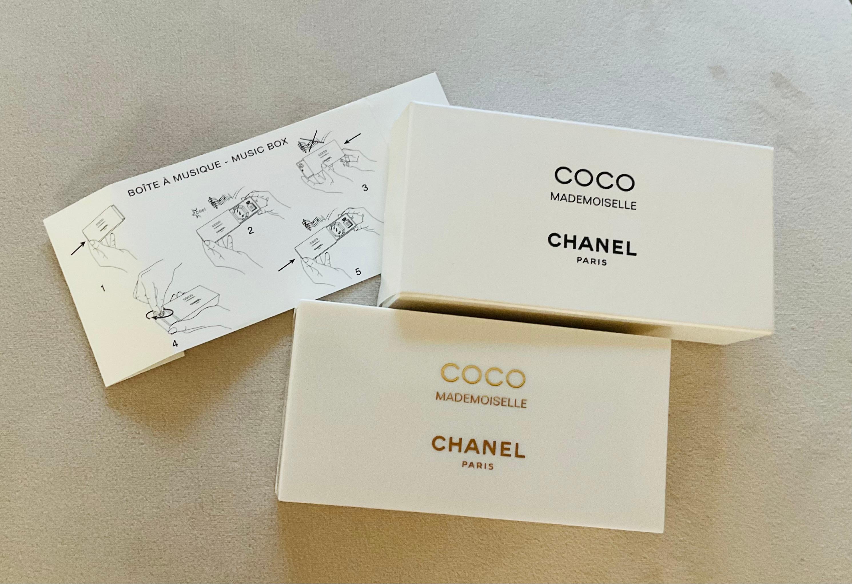 Boîte à musique Chanel Coco Mademoiselle Place Vendôme Scène Rare LOVE Nat King Cole Unisexe en vente