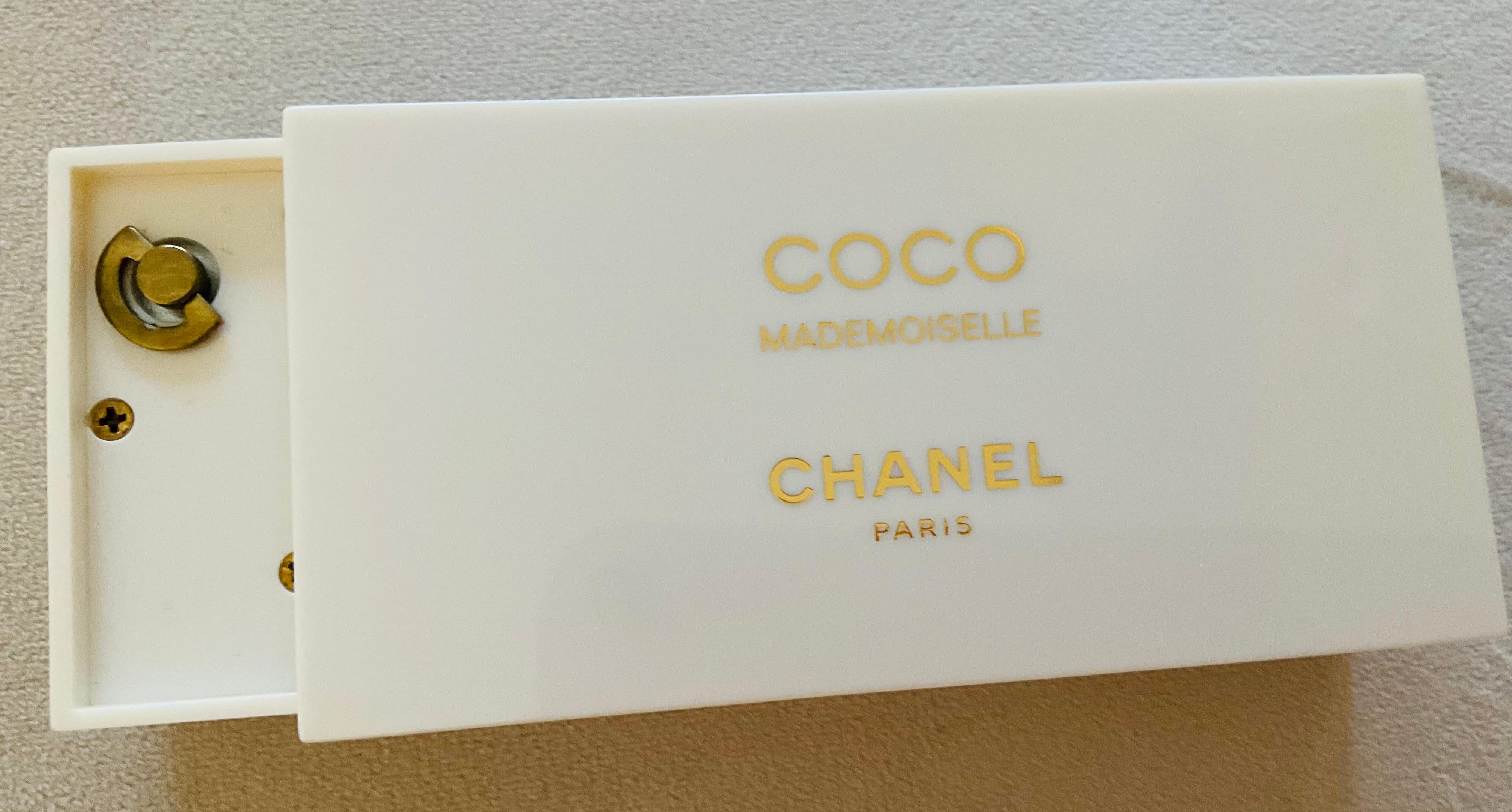 Boîte à musique Chanel Coco Mademoiselle Place Vendôme Scène Rare LOVE Nat King Cole en vente 1