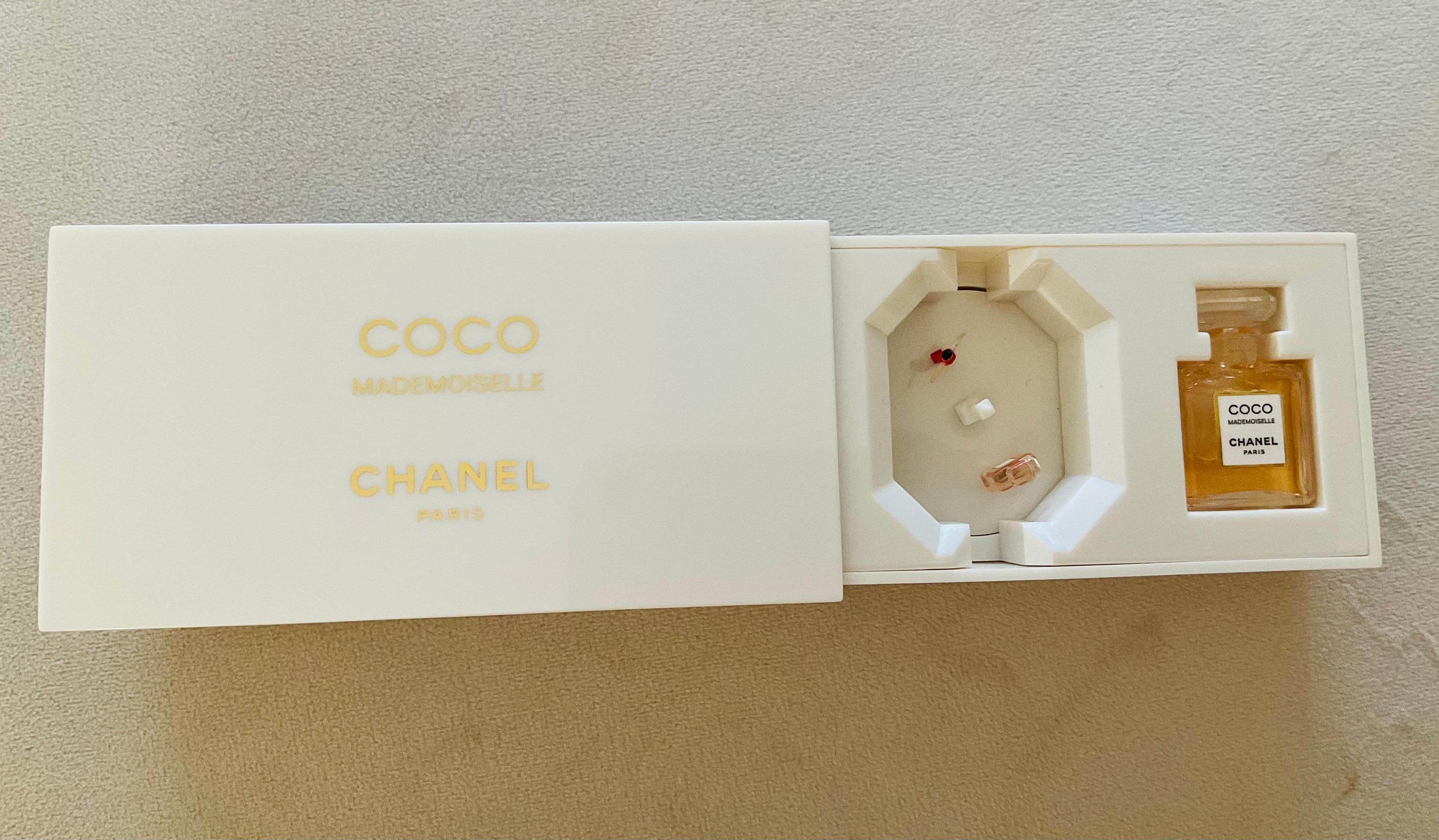 Boîte à musique Chanel Coco Mademoiselle Place Vendôme Scène Rare LOVE Nat King Cole en vente 2