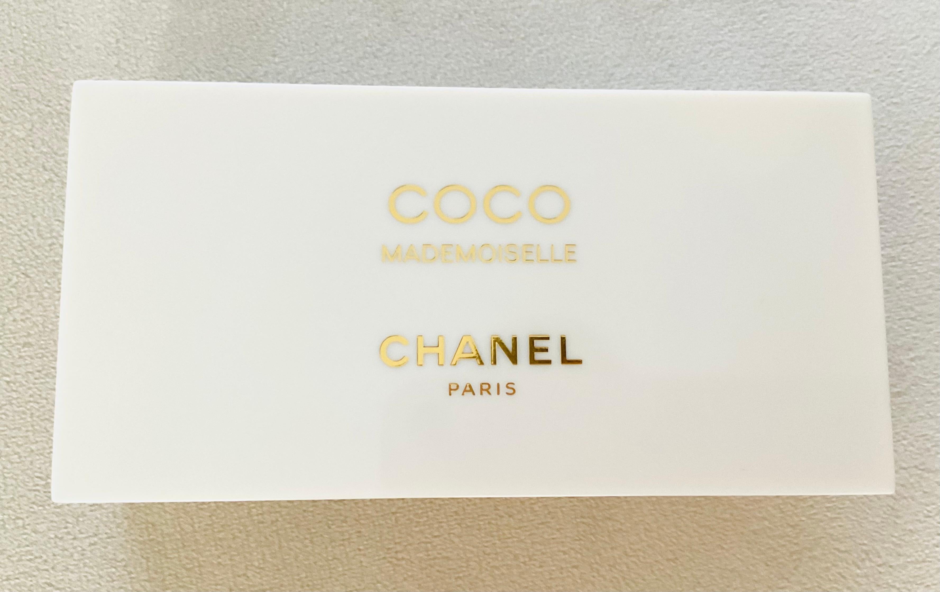 Boîte à musique Chanel Coco Mademoiselle Place Vendôme Scène Rare LOVE Nat King Cole en vente 3