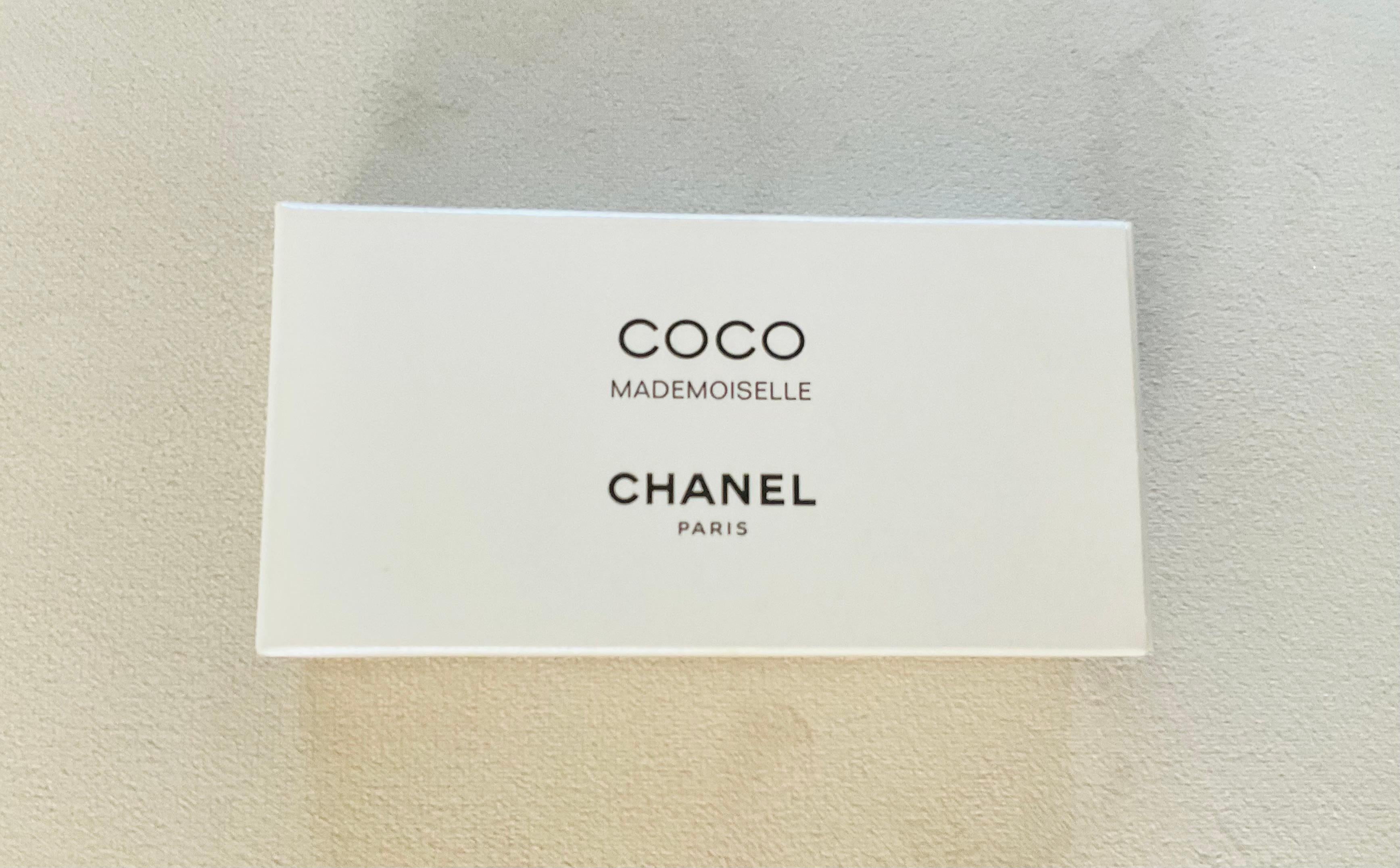 Boîte à musique Chanel Coco Mademoiselle Place Vendôme Scène Rare LOVE Nat King Cole en vente 4