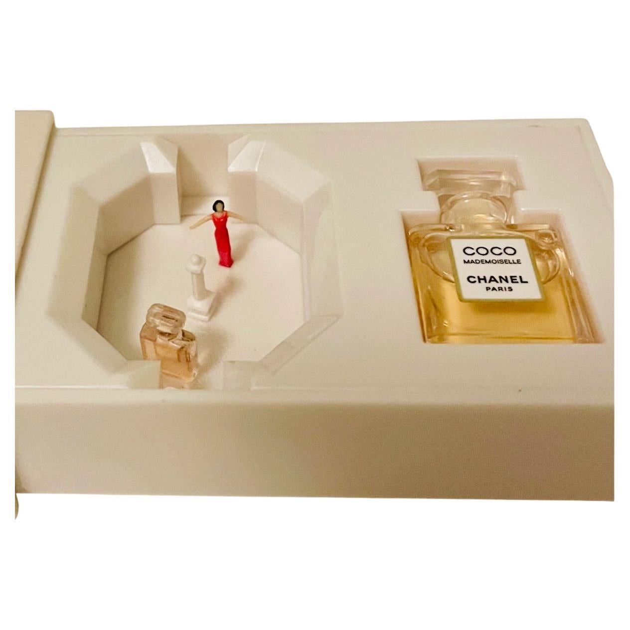 Boîte à musique Chanel Coco Mademoiselle Place Vendôme Scène Rare LOVE Nat King Cole en vente