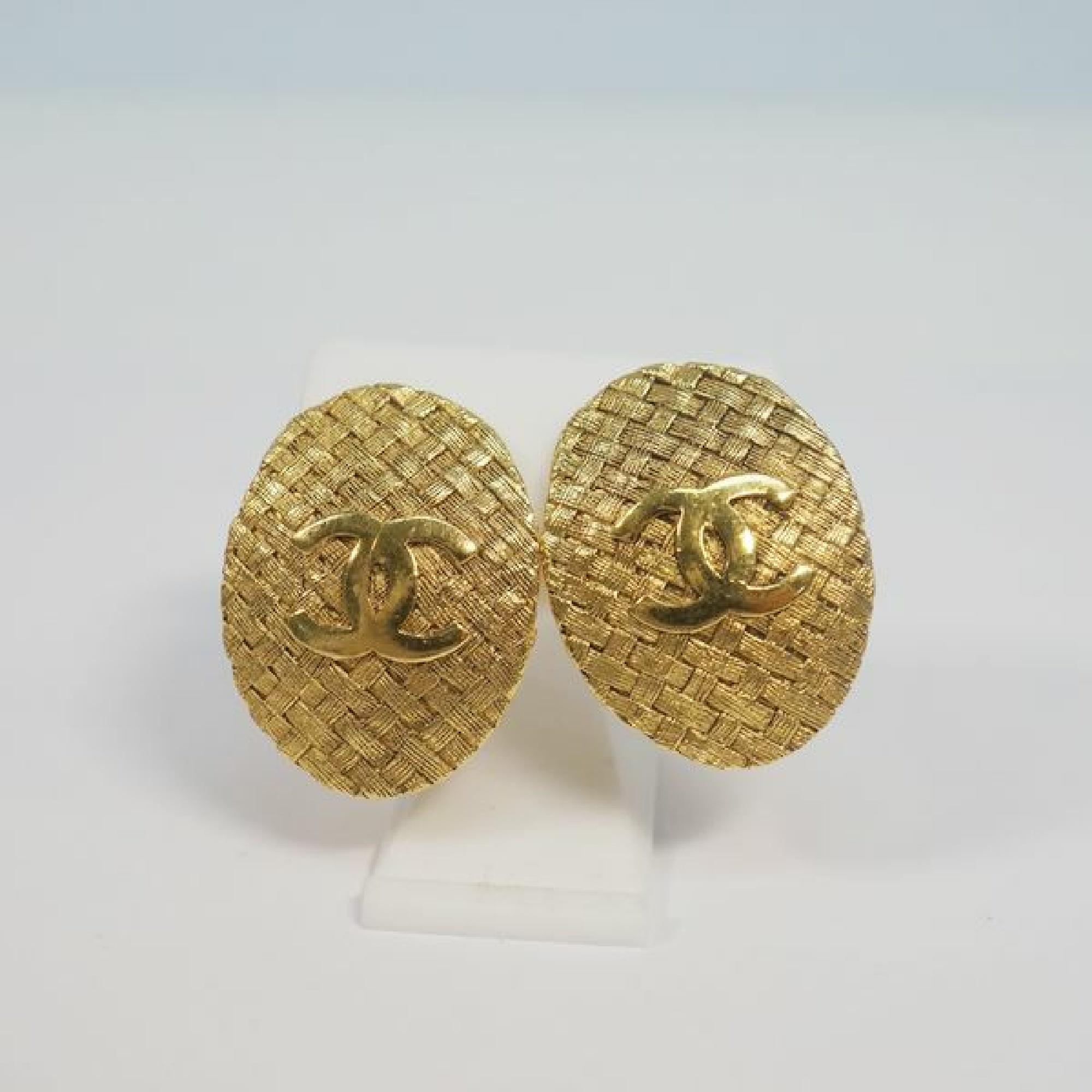 An authentic CHANEL coco mark circle oval GP Womens earrings gold The outside material is GP. This item is Contemporary. The year of manufacture would be 1986.
Rank
AB signs of wear (Small)
Used goods in good condition with signs of wear according