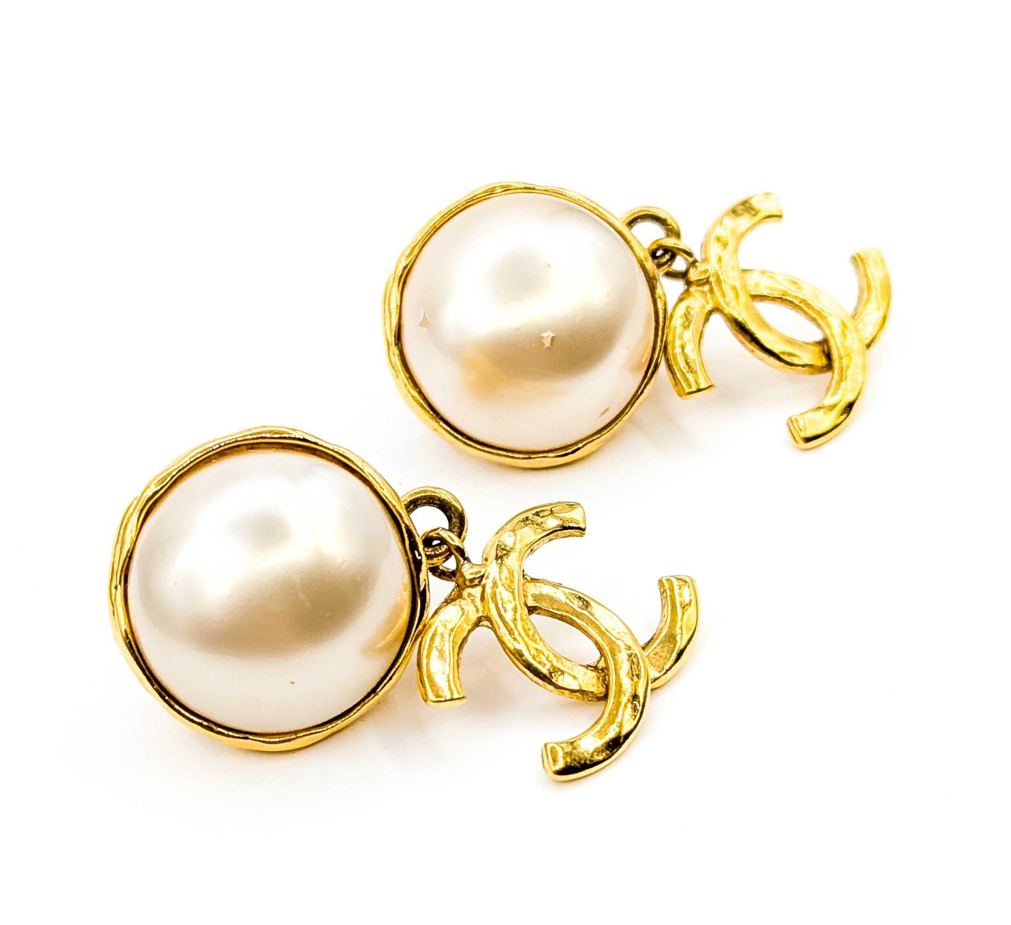 Moderno Chanel Coco Mark Dangle Earrings Round Faux Mabe Pearl CC in vendita