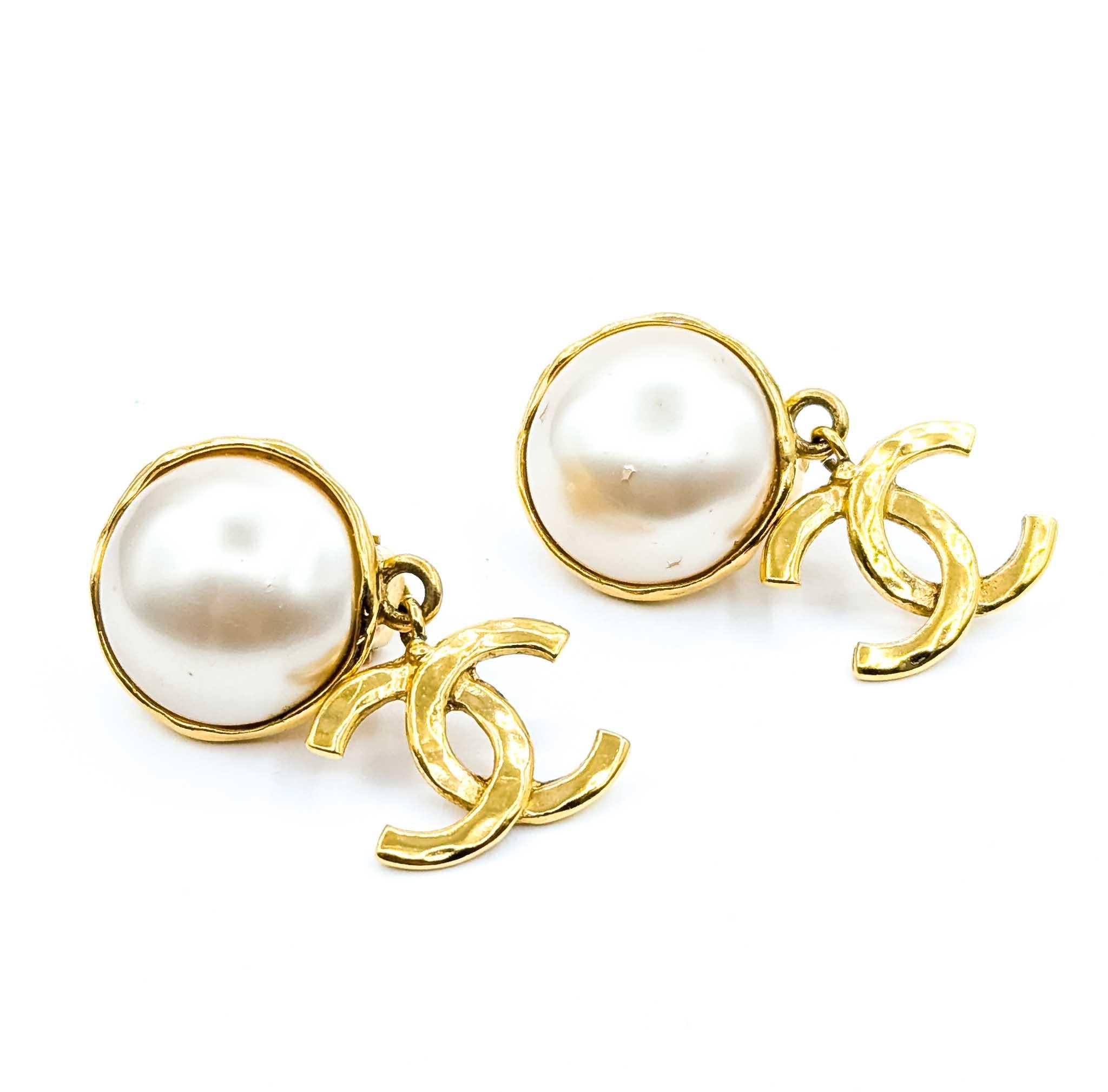 Taglio rotondo Chanel Coco Mark Dangle Earrings Round Faux Mabe Pearl CC in vendita
