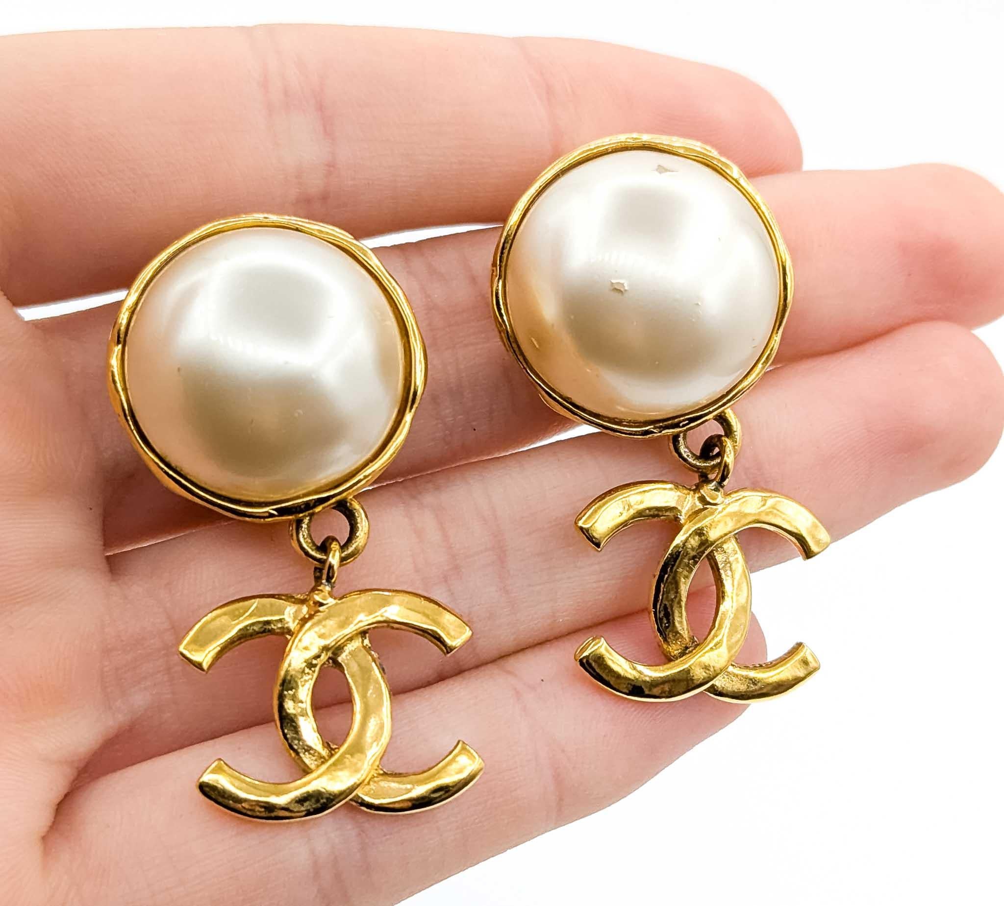 Chanel Coco Mark Dangle Earrings Round Faux Mabe Pearl CC In condizioni ottime in vendita a Bloomington, MN