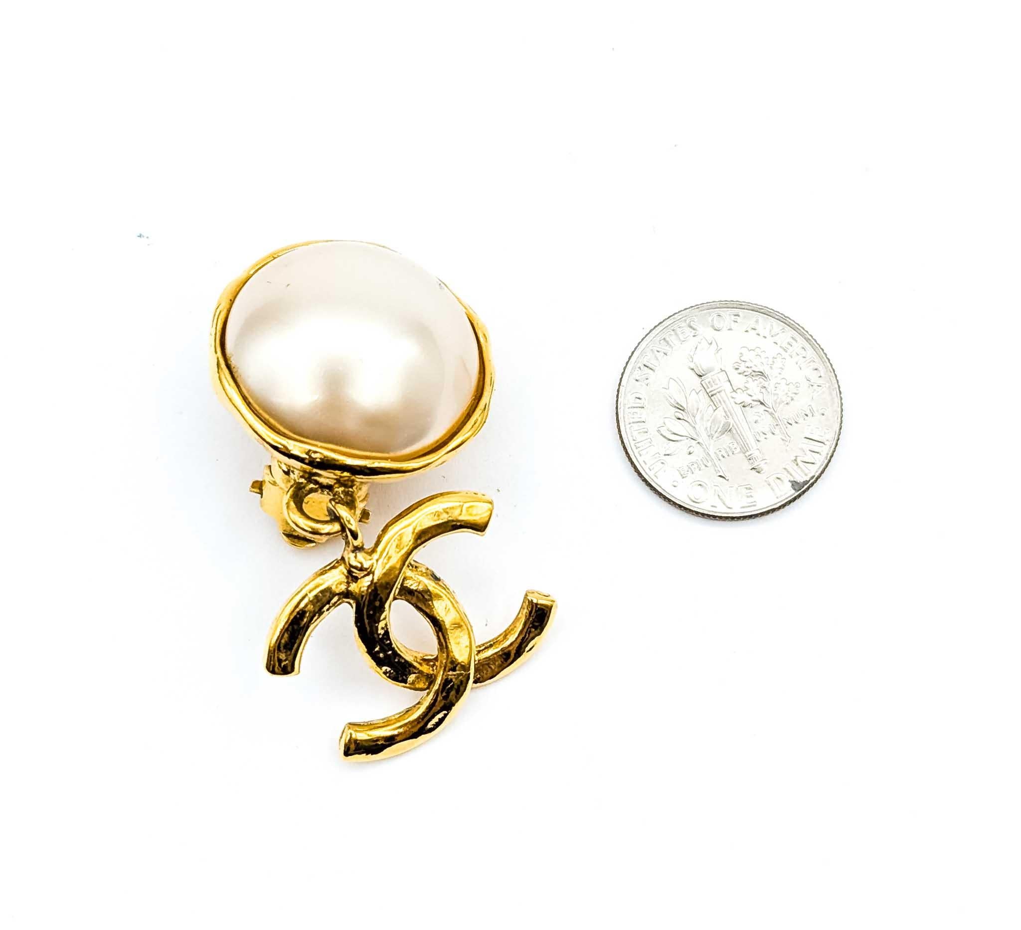 Donna Chanel Coco Mark Dangle Earrings Round Faux Mabe Pearl CC in vendita