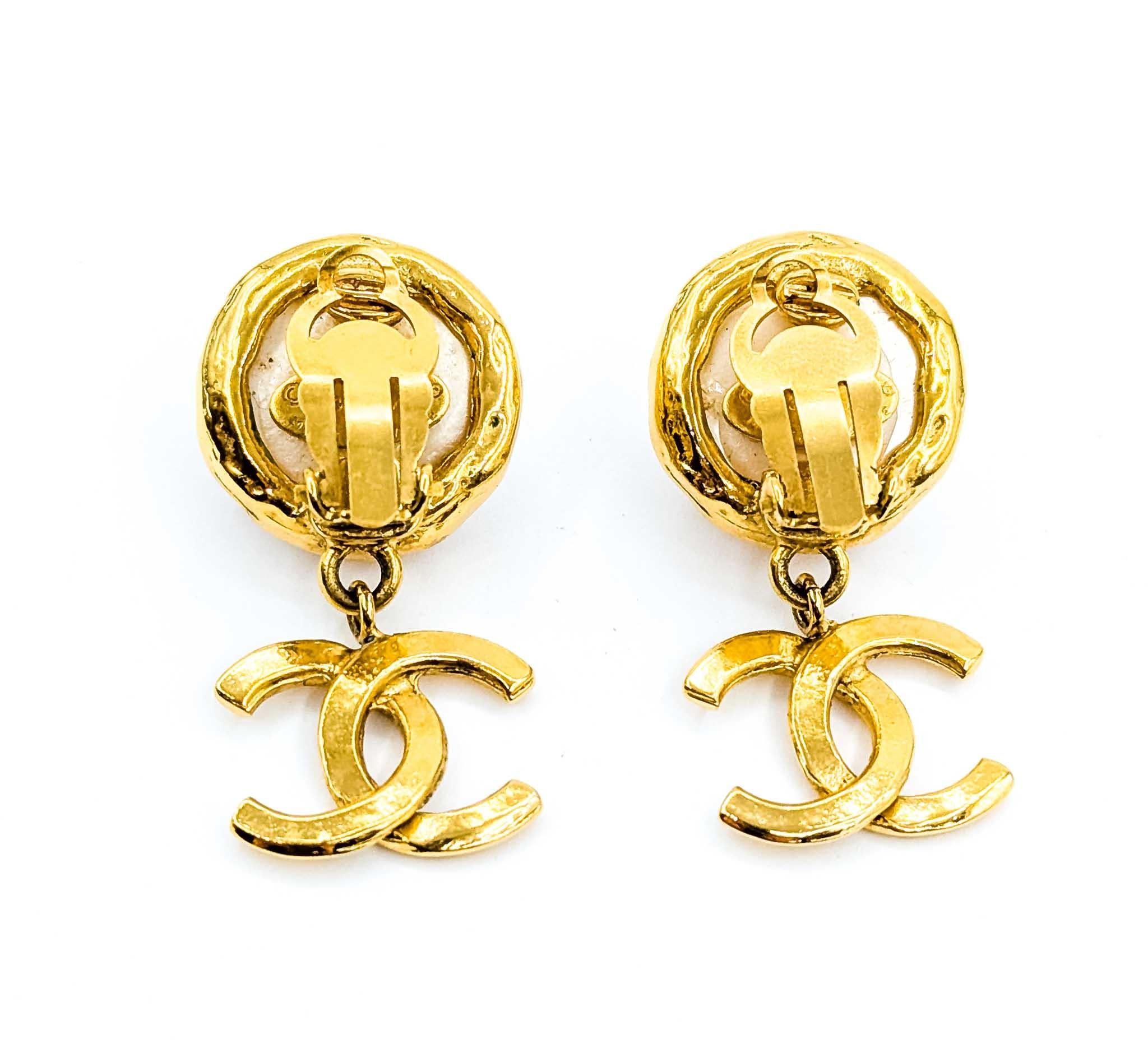 Chanel Coco Mark Dangle Earrings Round Faux Mabe Pearl CC in vendita 1
