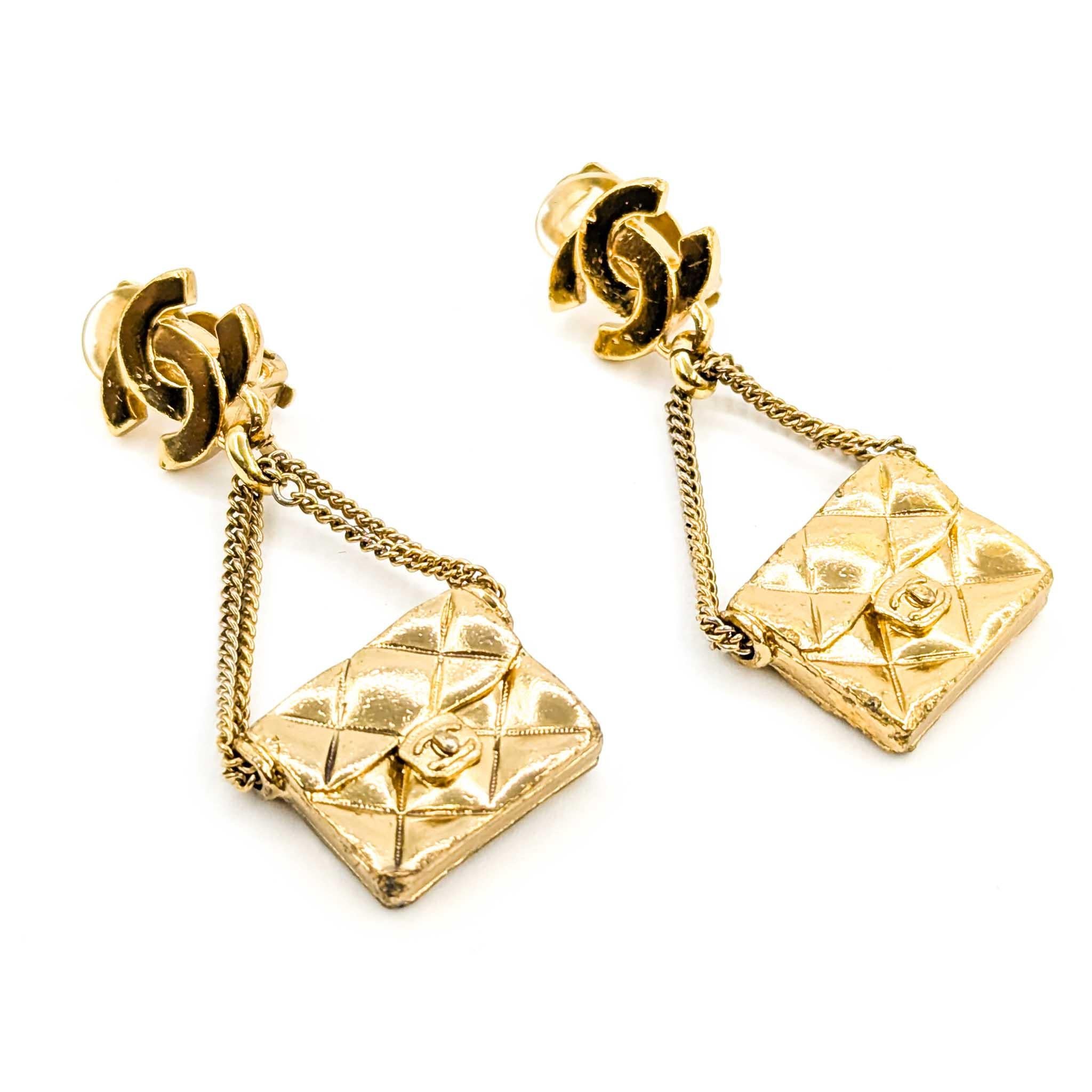 Elegant Vintage Chanel Coco Mark Dangle Matelasse Earrings

Description: Elevate your accessory collection with these exquisite vintage Chanel Coco Mark Dangle Matelasse Earrings. Crafted from gold-plated brass, these stunning earrings are a