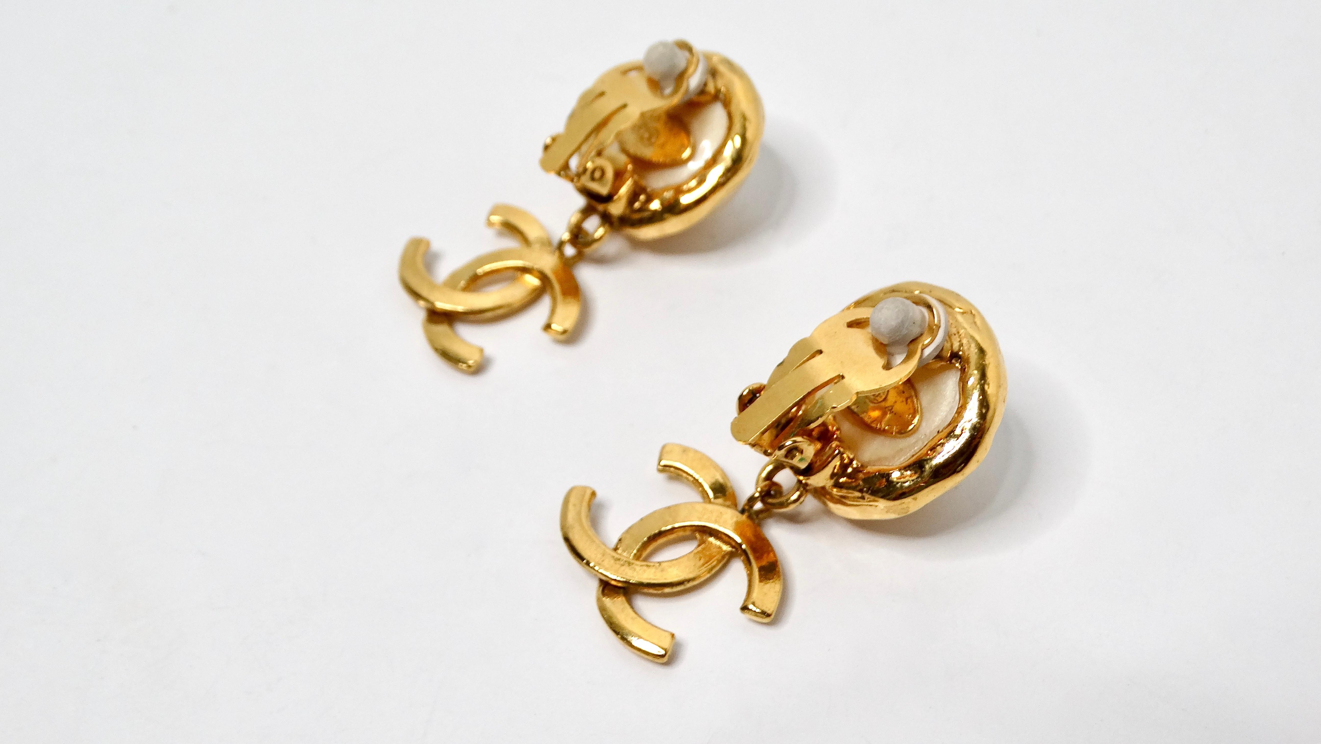 Chanel Coco Mark Gold Plated Costume Pearl CC Dangle Earrings circa 1993 In Good Condition For Sale In Scottsdale, AZ