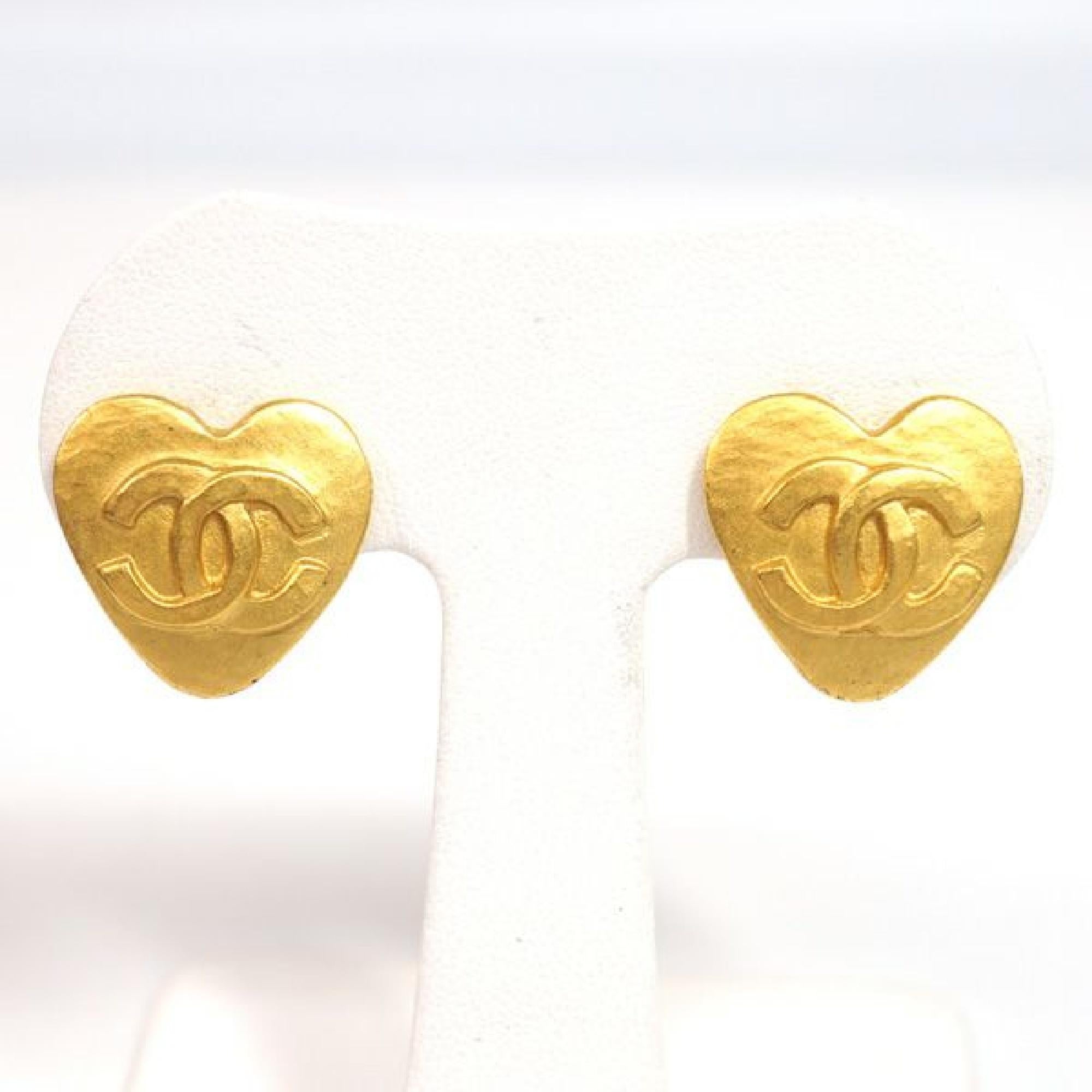 An authentic CHANEL coco mark heart GP Womens earrings gold The outside material is GP. This item is Contemporary. The year of manufacture would be 1986.
Rank
A beauty goods
There is little bit signs of wear, but overall a beautiful used product

A