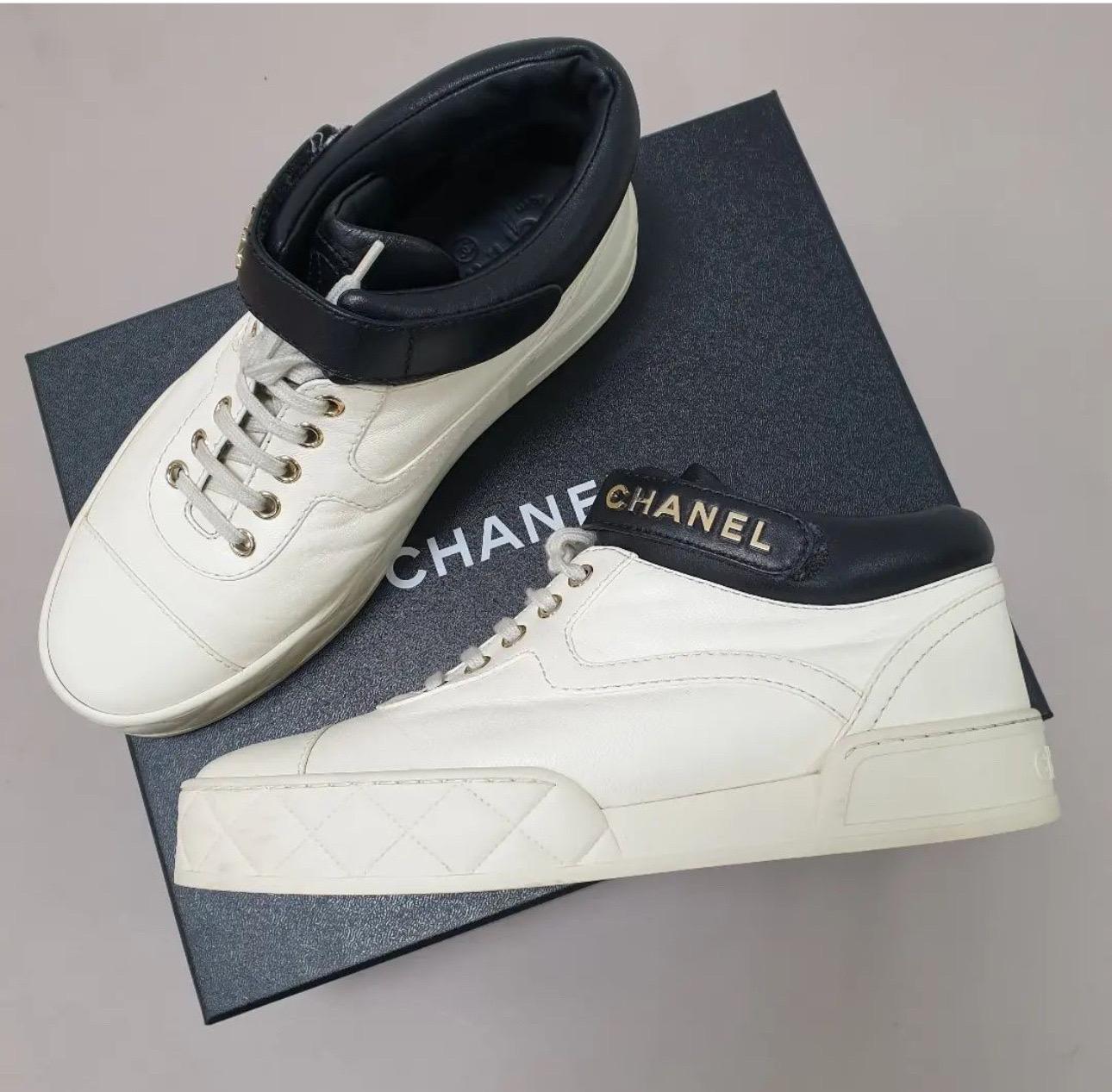 Chanel Coco Mark Leather Trainers Sneakers In Good Condition For Sale In Krakow, PL