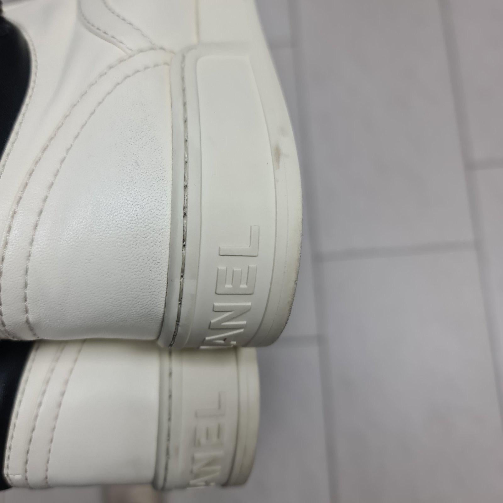 Chanel Coco Mark Trainers Leather Sneakers en vente 2