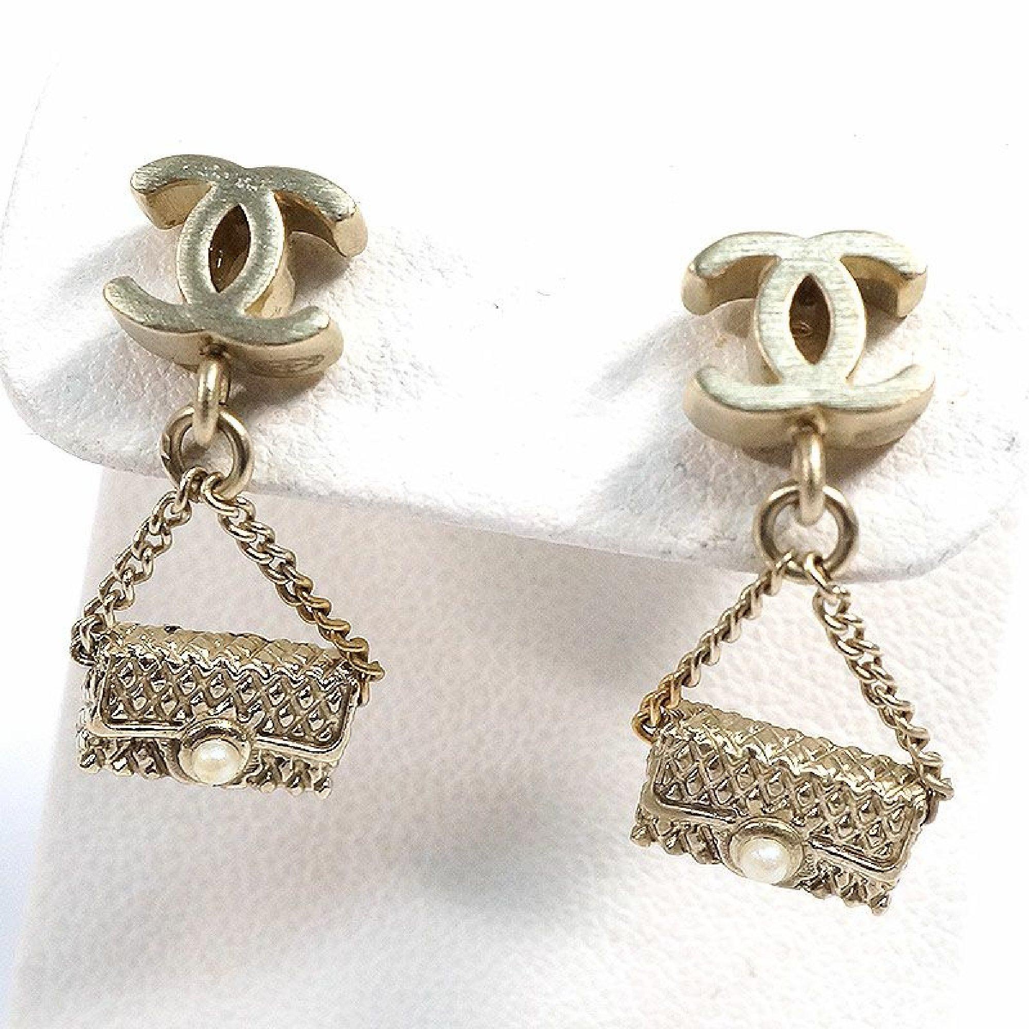 An authentic CHANEL COCO mark matelasse motif GP Womens Earrings champagne-gold. The color is Gold. The outside material is GP. This item is Contemporary. The year of manufacture would be 1986.
Rank
AB signs of wear (Small)
Used products in good