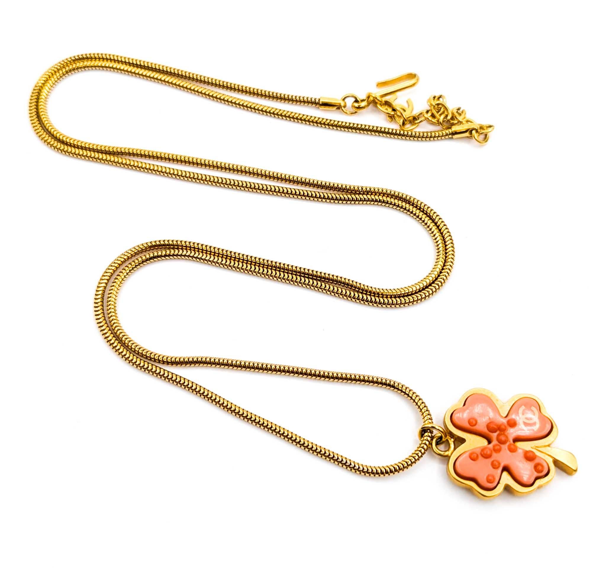 Discover Timeless Elegance with Chanel's Coco Mark Necklace

Elevate your accessory collection with this exquisite pre-owned Chanel Coco Mark Necklace. Crafted with meticulous attention to detail, this stunning piece features a charming 4-leaf