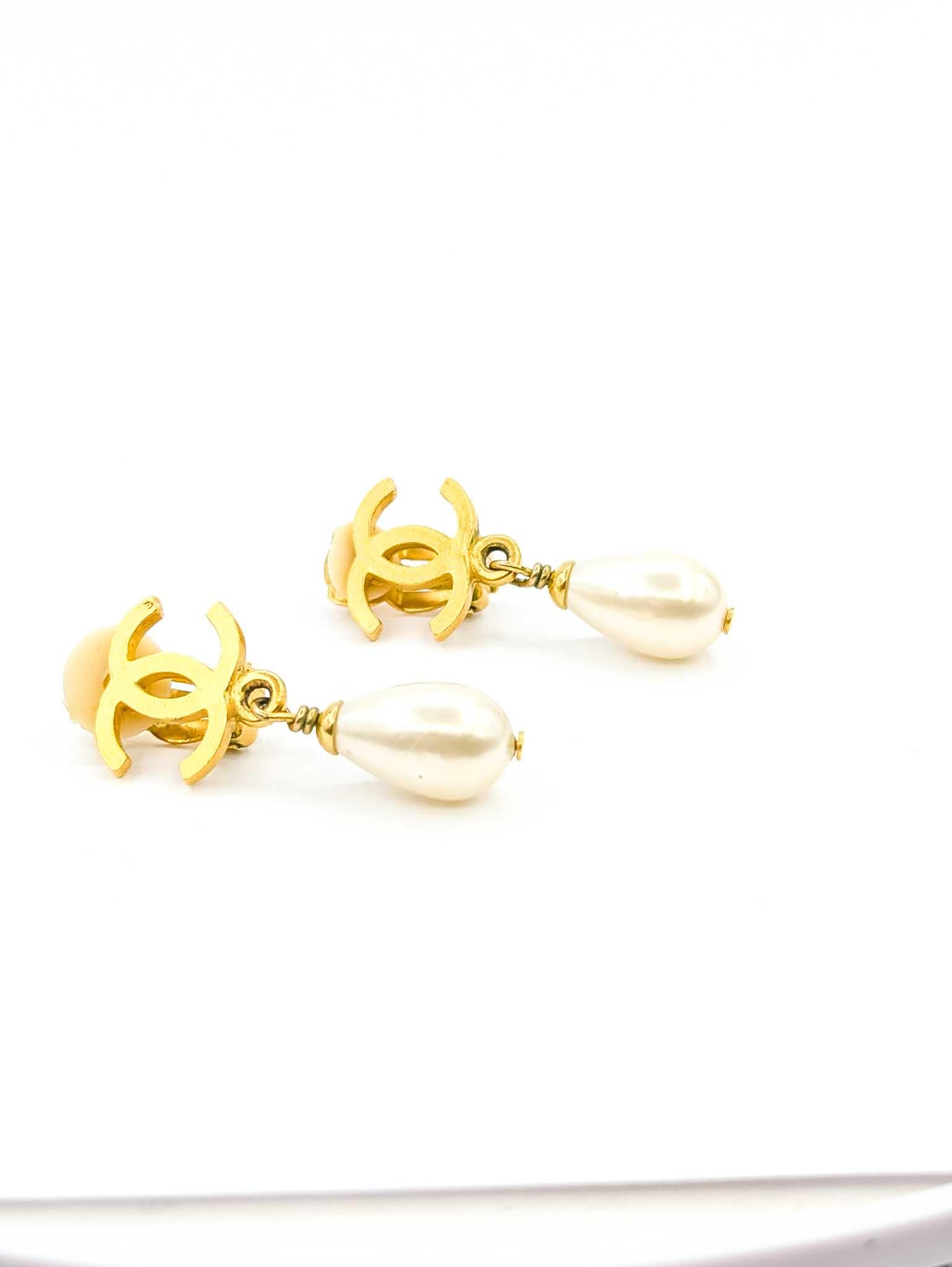 Discover Timeless Elegance with Chanel's Vintage Earrings

Elevate your style with these exquisite Coco Chanel round faux pearl dangle earrings. Designed in 1996, these earrings capture the essence of classic sophistication and timeless beauty.