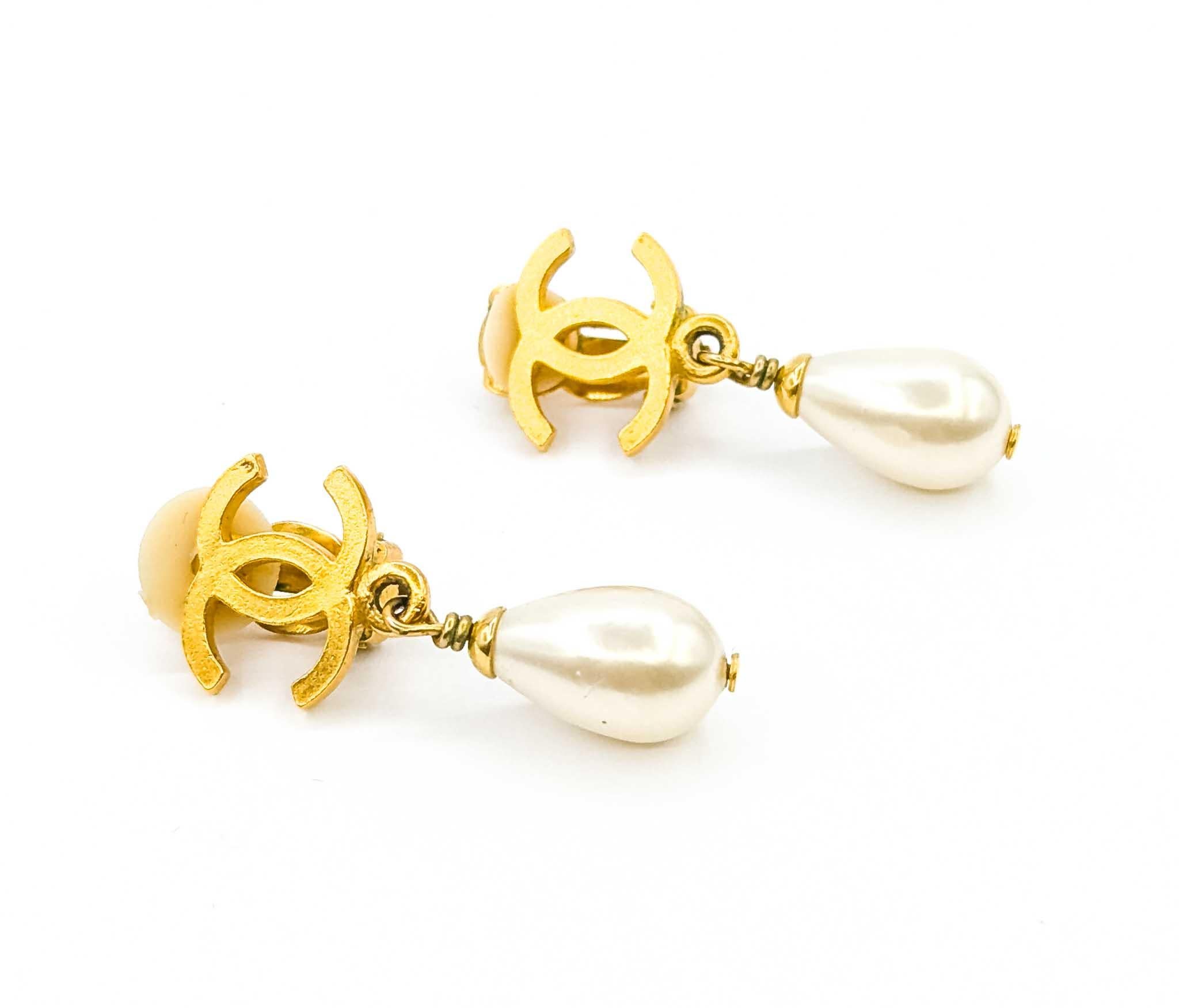 Moderno Chanel Coco Mark Round Faux Pearl Dangle Earrings in vendita