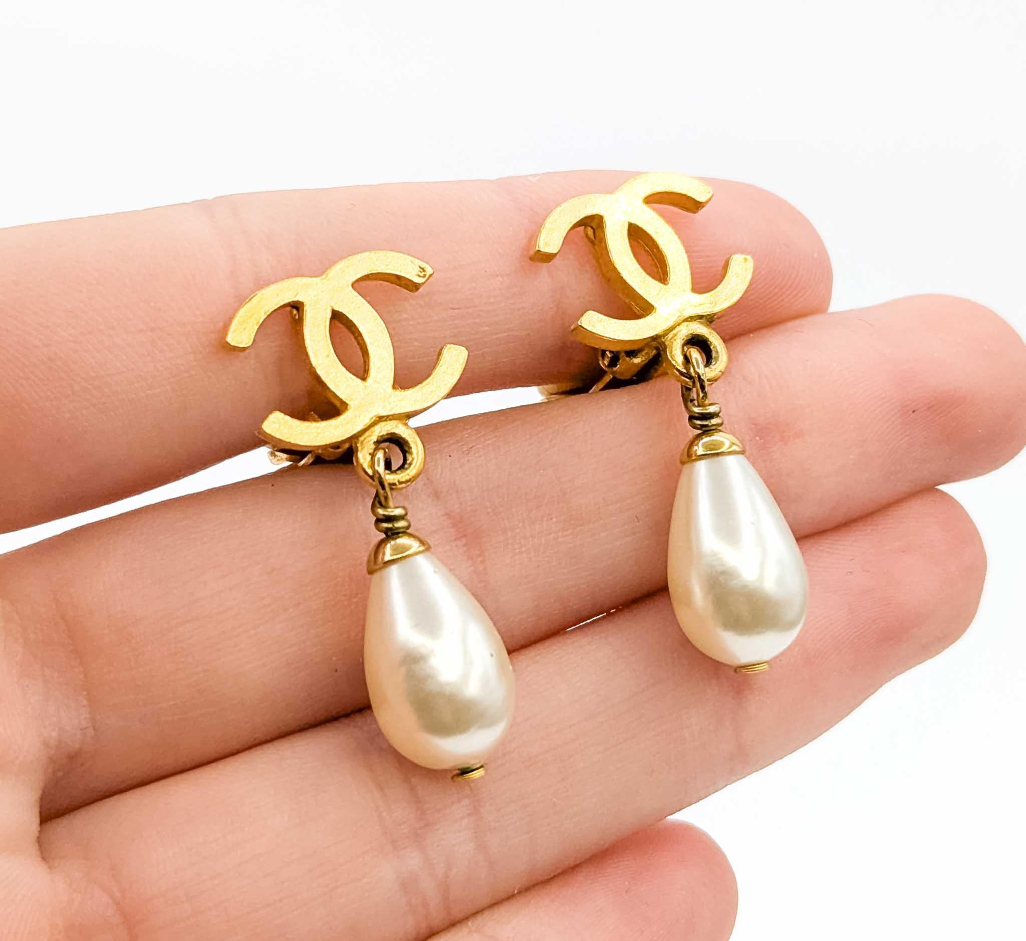 Chanel Coco Mark Round Faux Pearl Dangle Earrings In condizioni ottime in vendita a Bloomington, MN