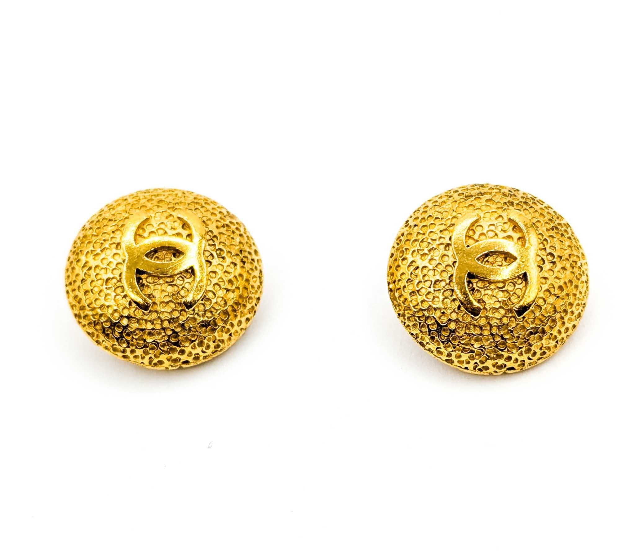 Chanel Coco Mark Round Textured CC Earrings

Step into the world of timeless elegance with our vintage Coco Chanel Round Textured CC Earrings. Crafted in 1995, these gold-plated brass beauties perfectly encapsulate the classic sophistication that