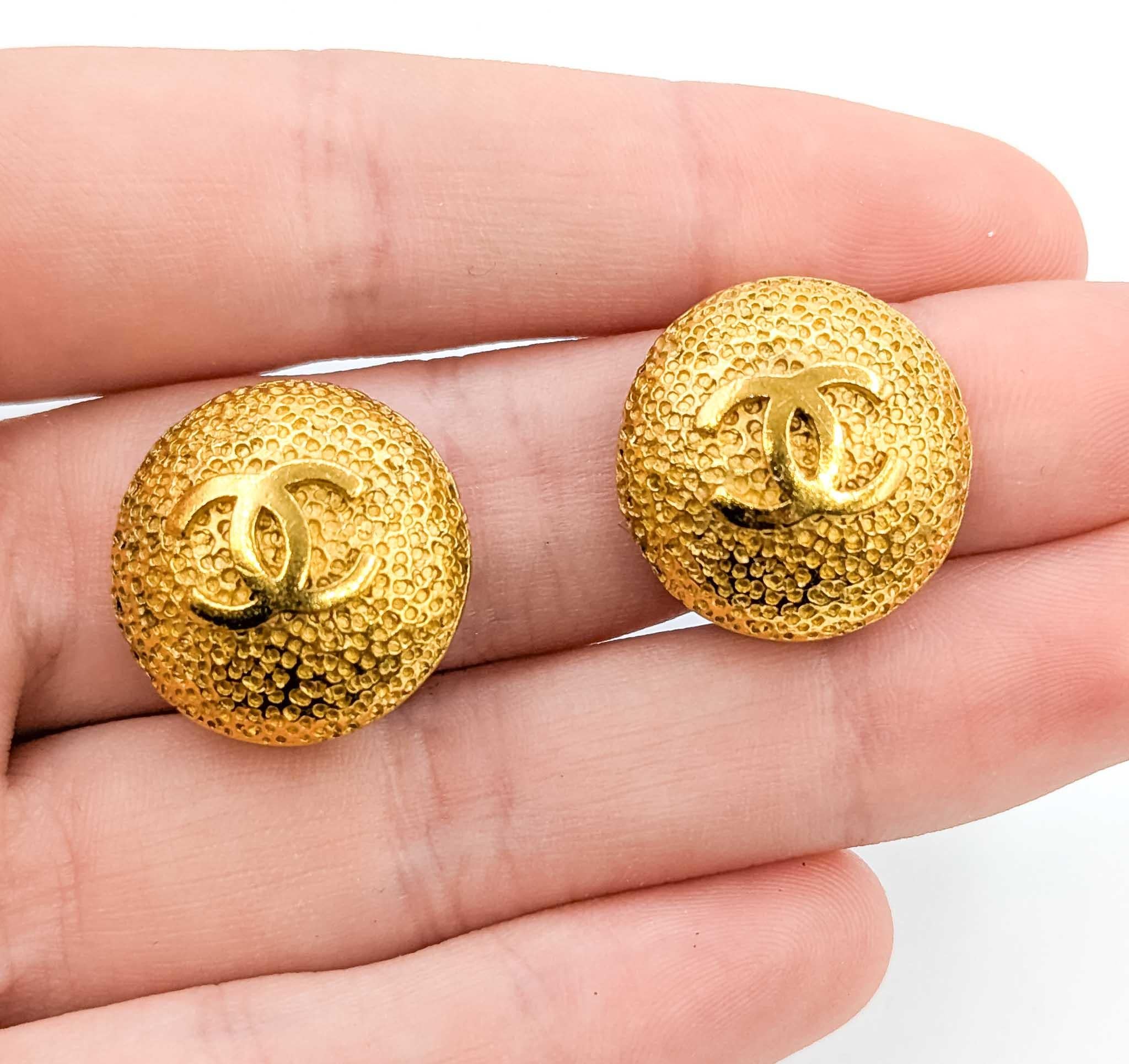 Moderno Chanel Coco Mark Round Textured CC Earrings in vendita