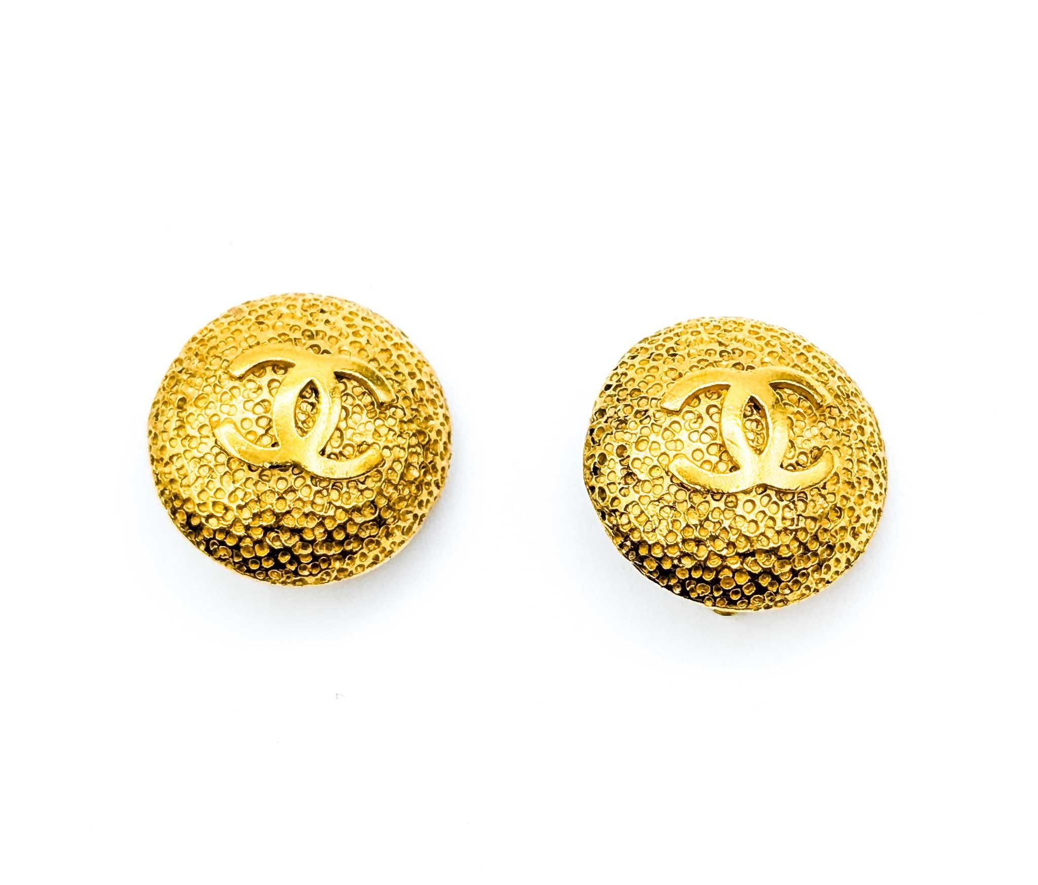 Chanel Coco Mark Round Textured CC Earrings In condizioni ottime in vendita a Bloomington, MN