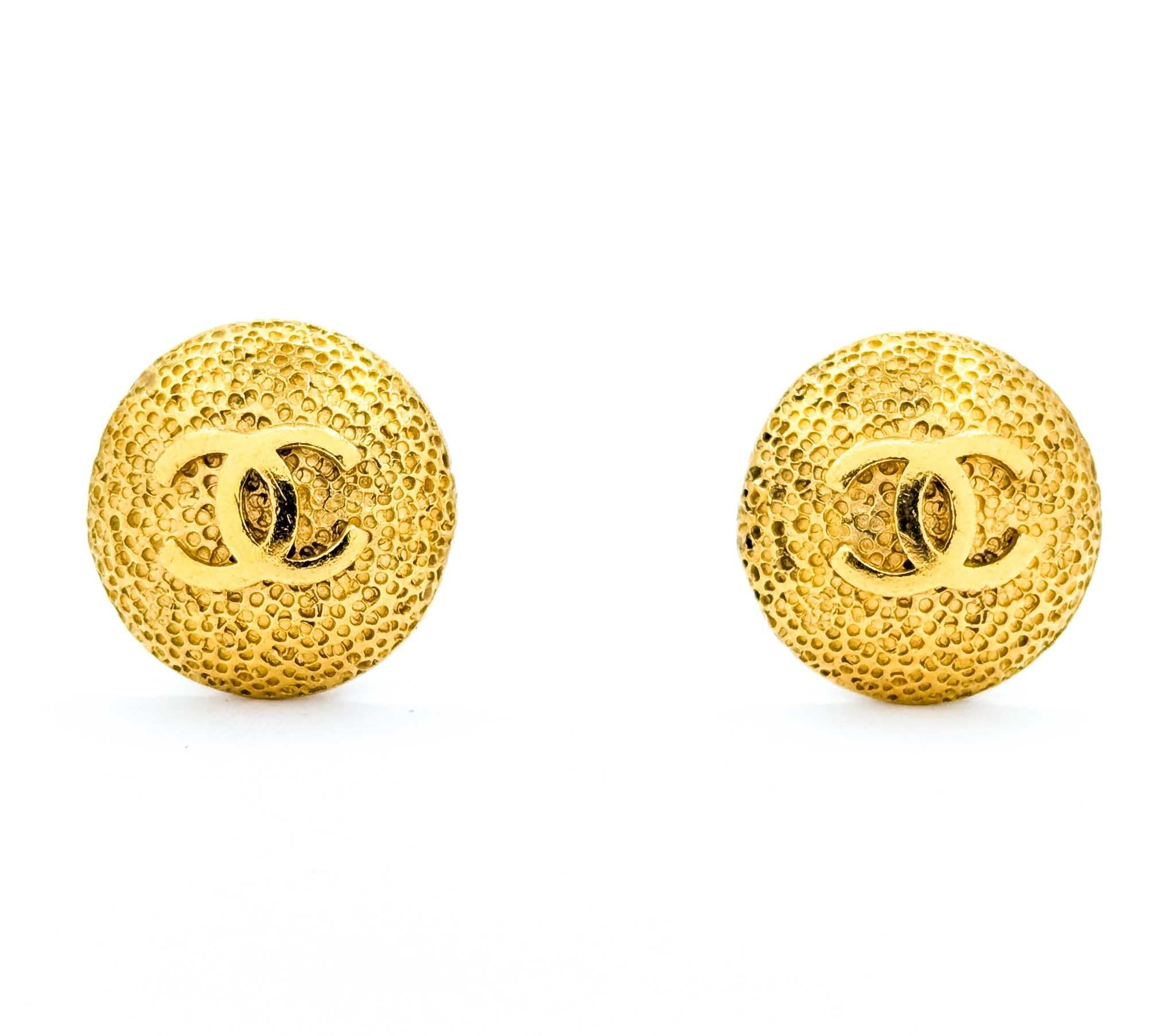 Donna Chanel Coco Mark Round Textured CC Earrings in vendita