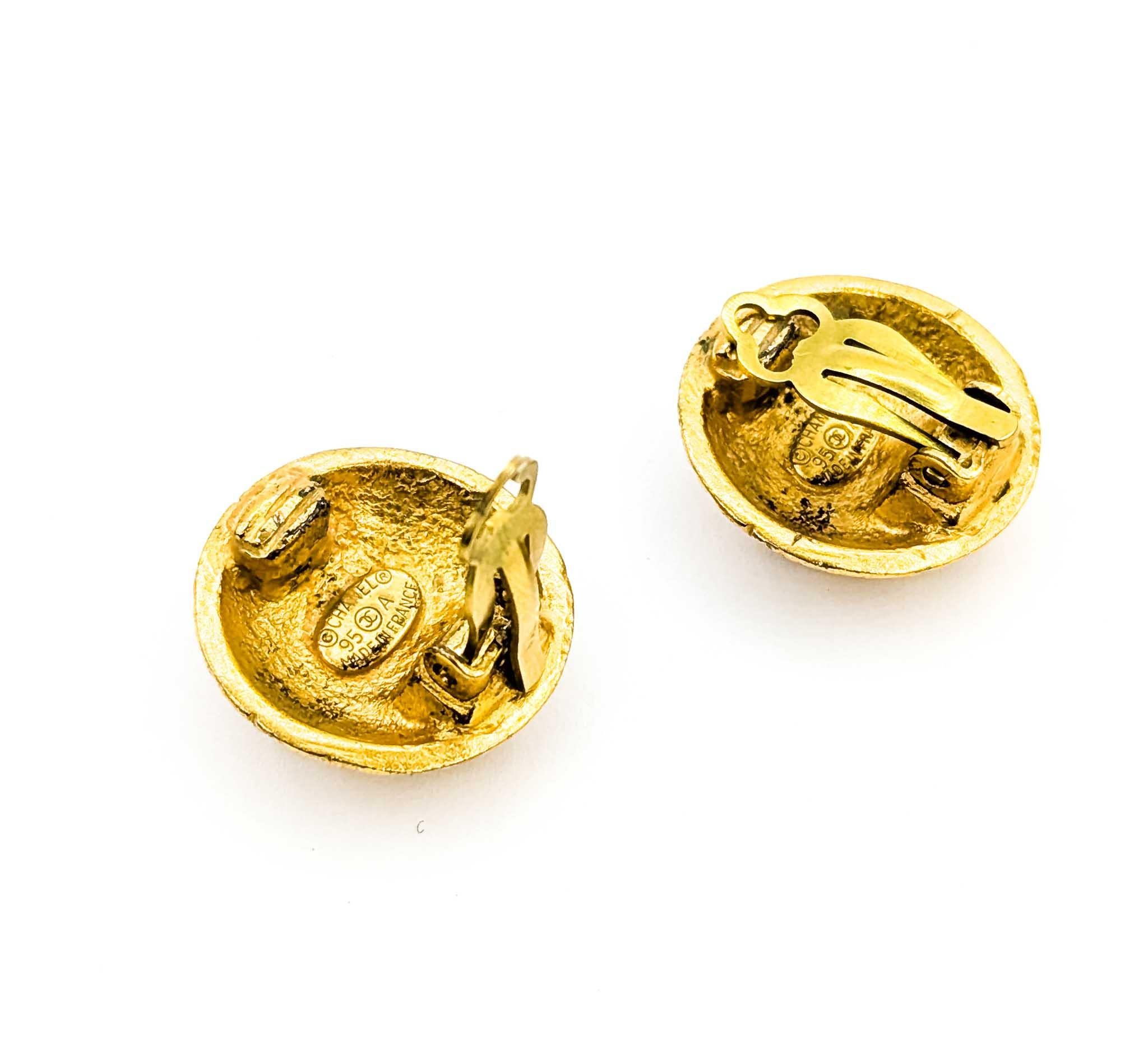 Chanel Coco Mark Round Textured CC Earrings in vendita 1