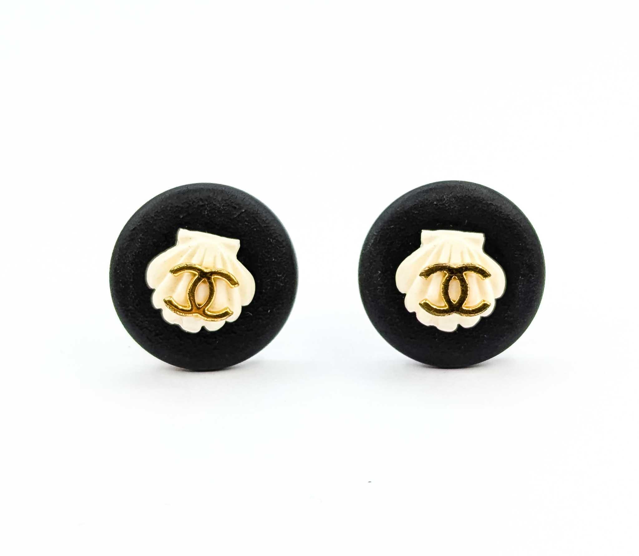 Chanel Coco Mark Seashell Earrings (Moderne) im Angebot