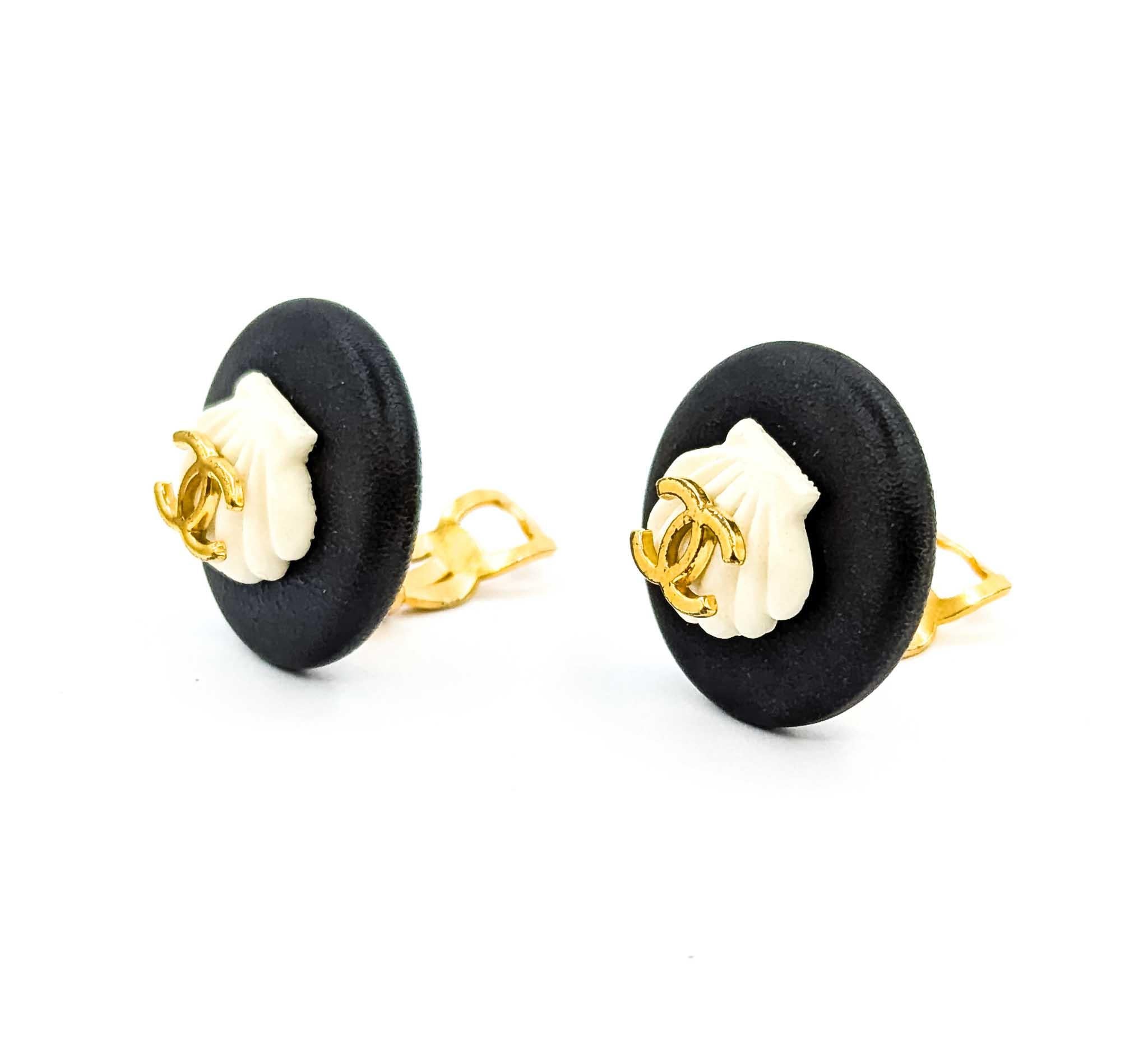 Chanel Coco Mark Seashell Earrings im Zustand „Hervorragend“ im Angebot in Bloomington, MN