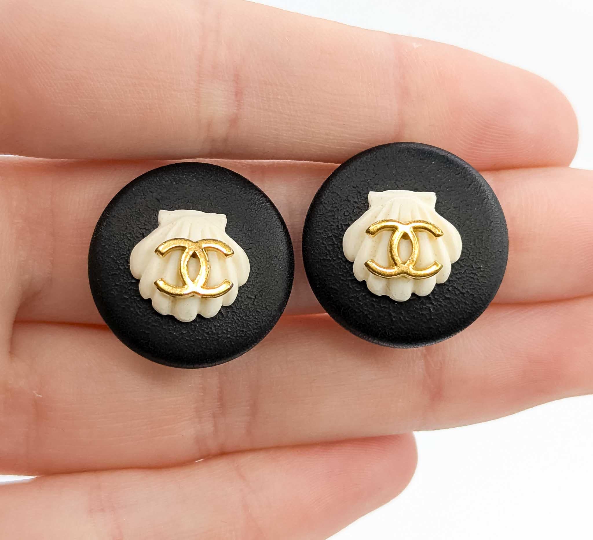 Chanel Coco Mark Seashell Earrings Damen im Angebot