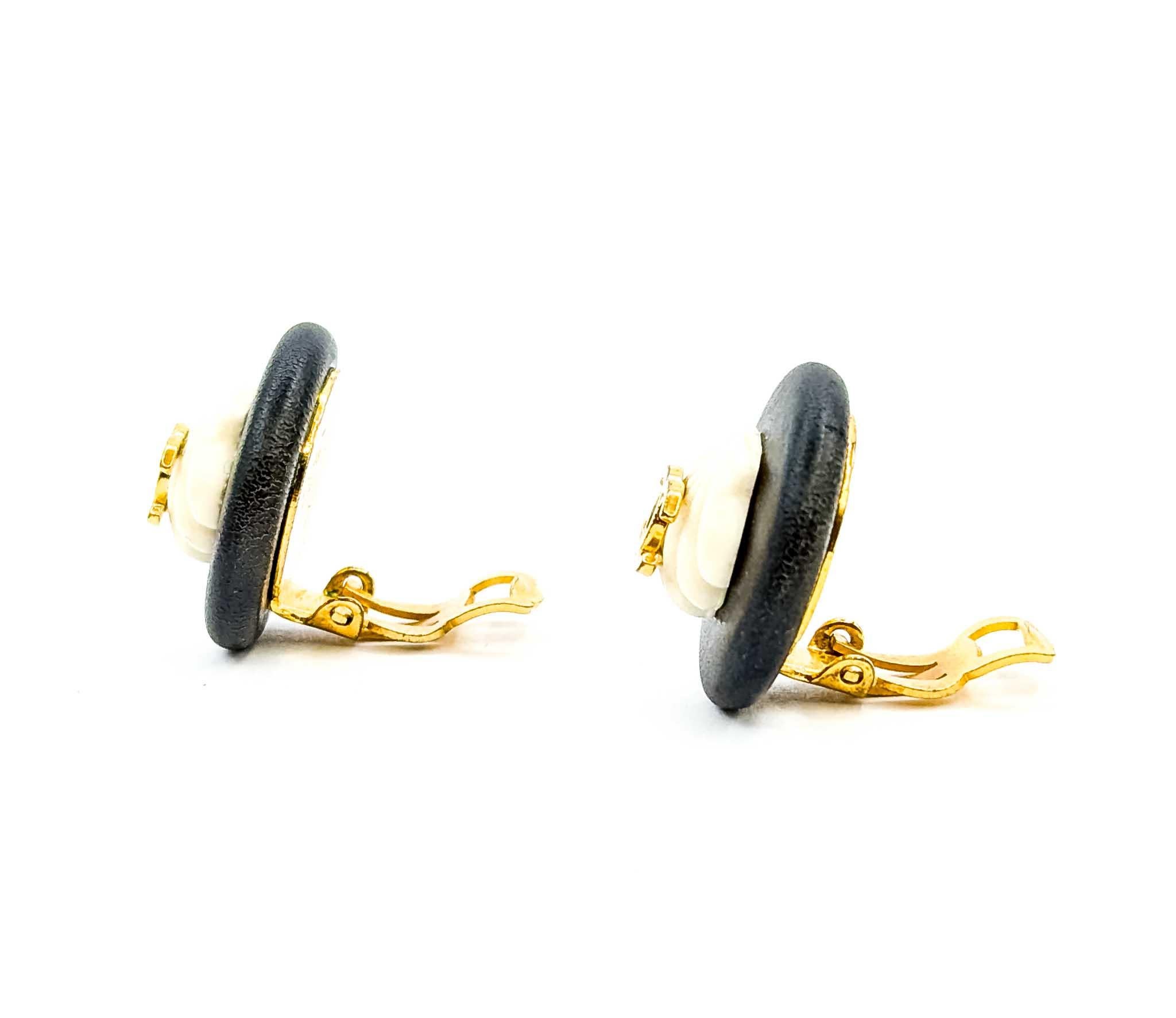 Chanel Coco Mark Seashell Earrings im Angebot 1