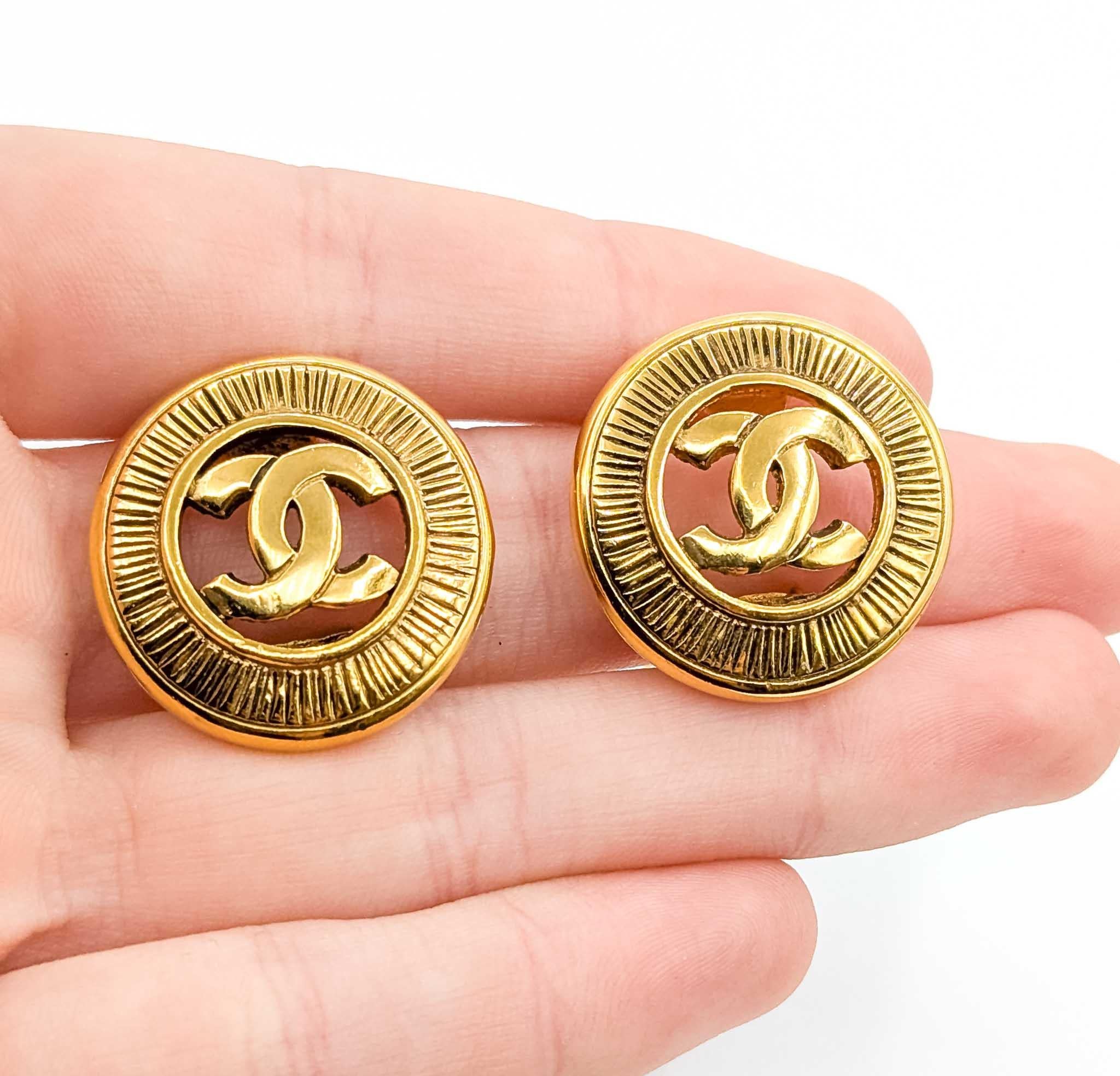 Chanel Coco Mark Textured Medallion Earrings In condizioni ottime in vendita a Bloomington, MN
