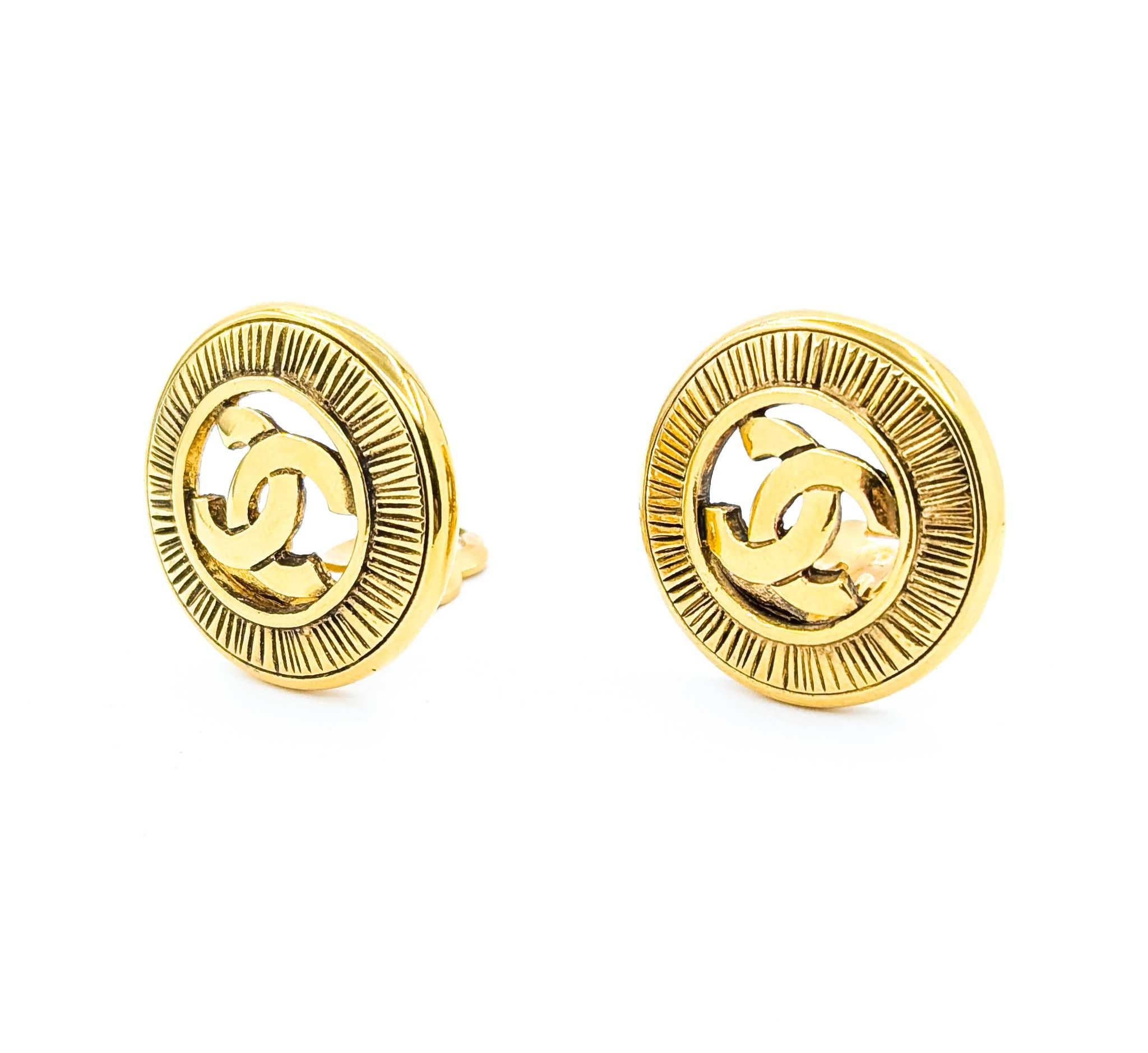 Donna Chanel Coco Mark Textured Medallion Earrings in vendita