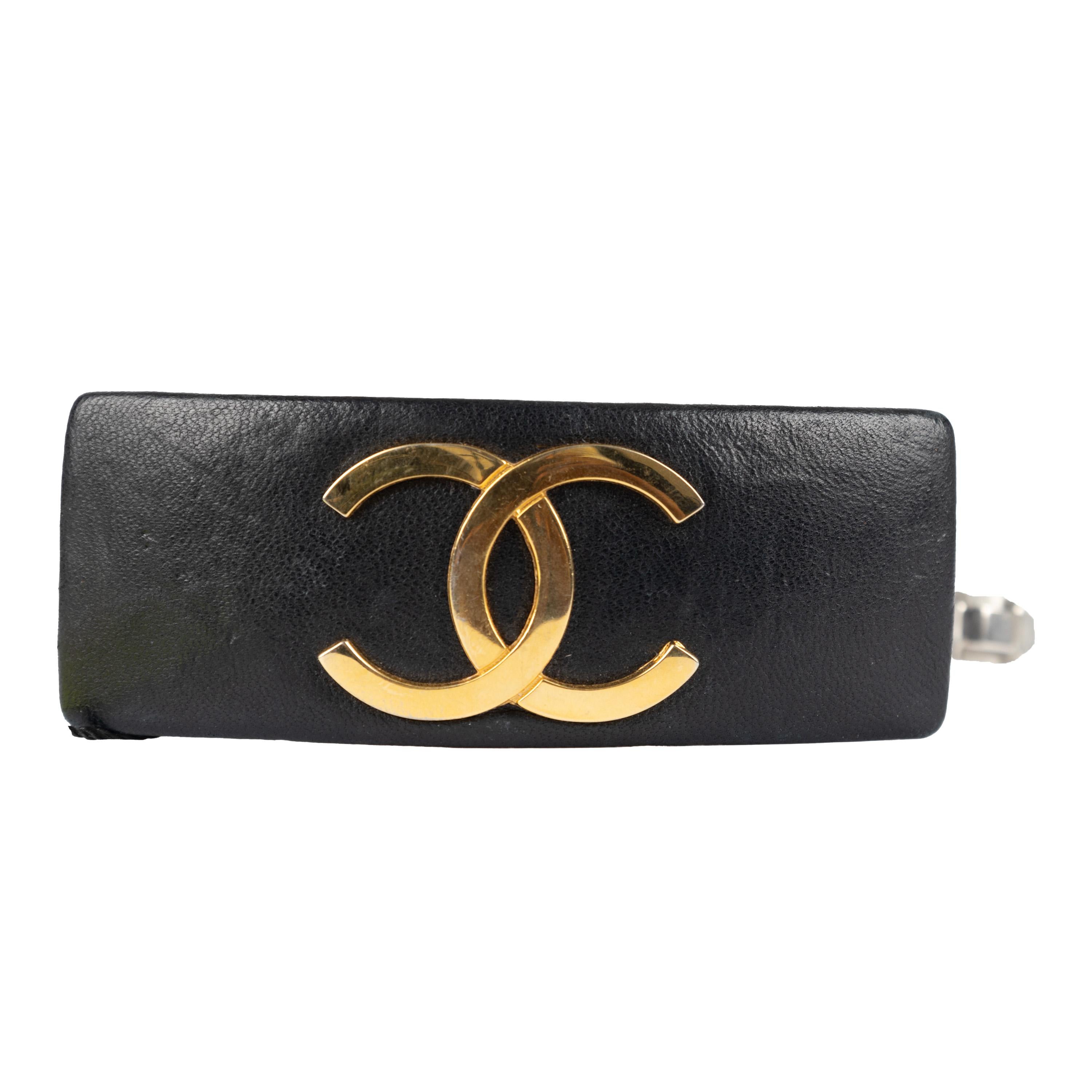 This Chanel hair clip is the ultimate vintage accessory. Crafted from black leather with the iconic Coco mark in gold, the Chanel Coco Mark Valletta Hairclip is sure to elevate any look.

Remarks: There are signs of wear on the leather. The clip has